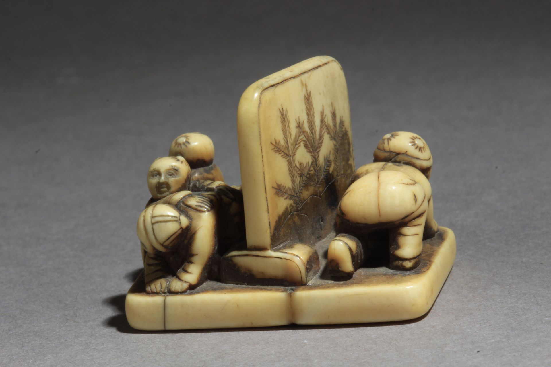 An early 19th century Japanese netsuke from Edo period - Image 4 of 6