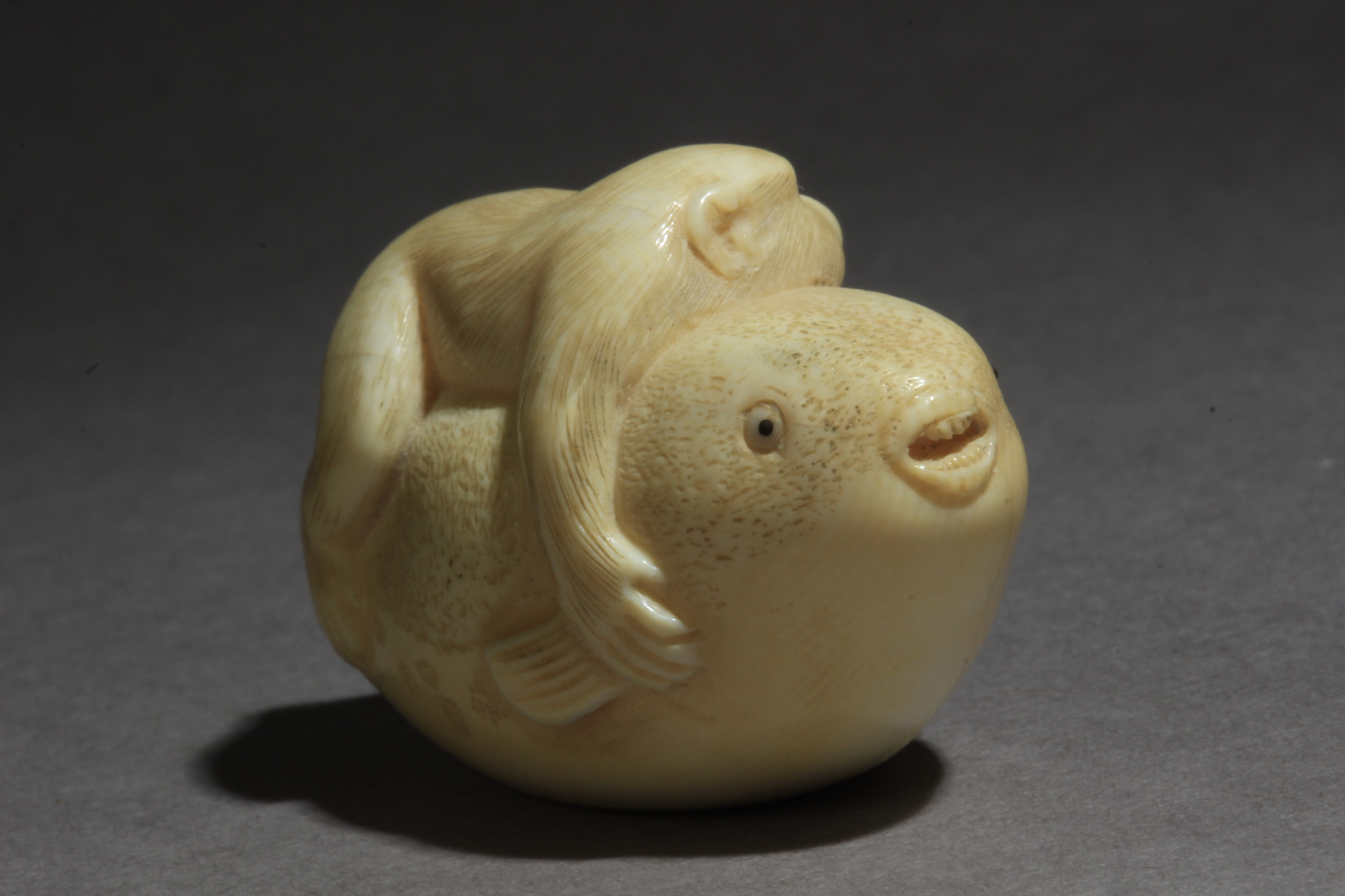 A 19th century Japanese netsuke - Image 2 of 9