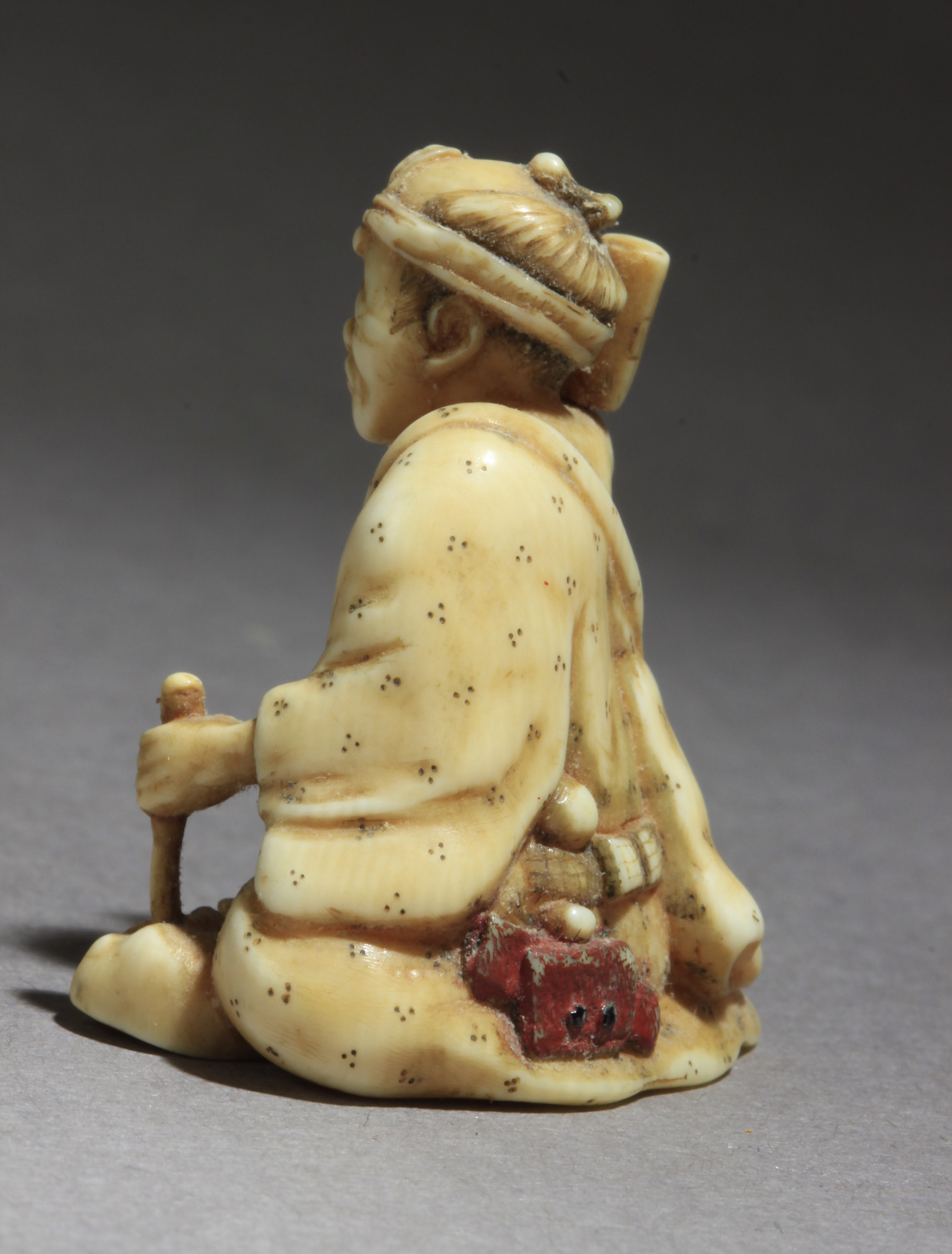 A mid 19th century Japanese netsuke - Image 3 of 8