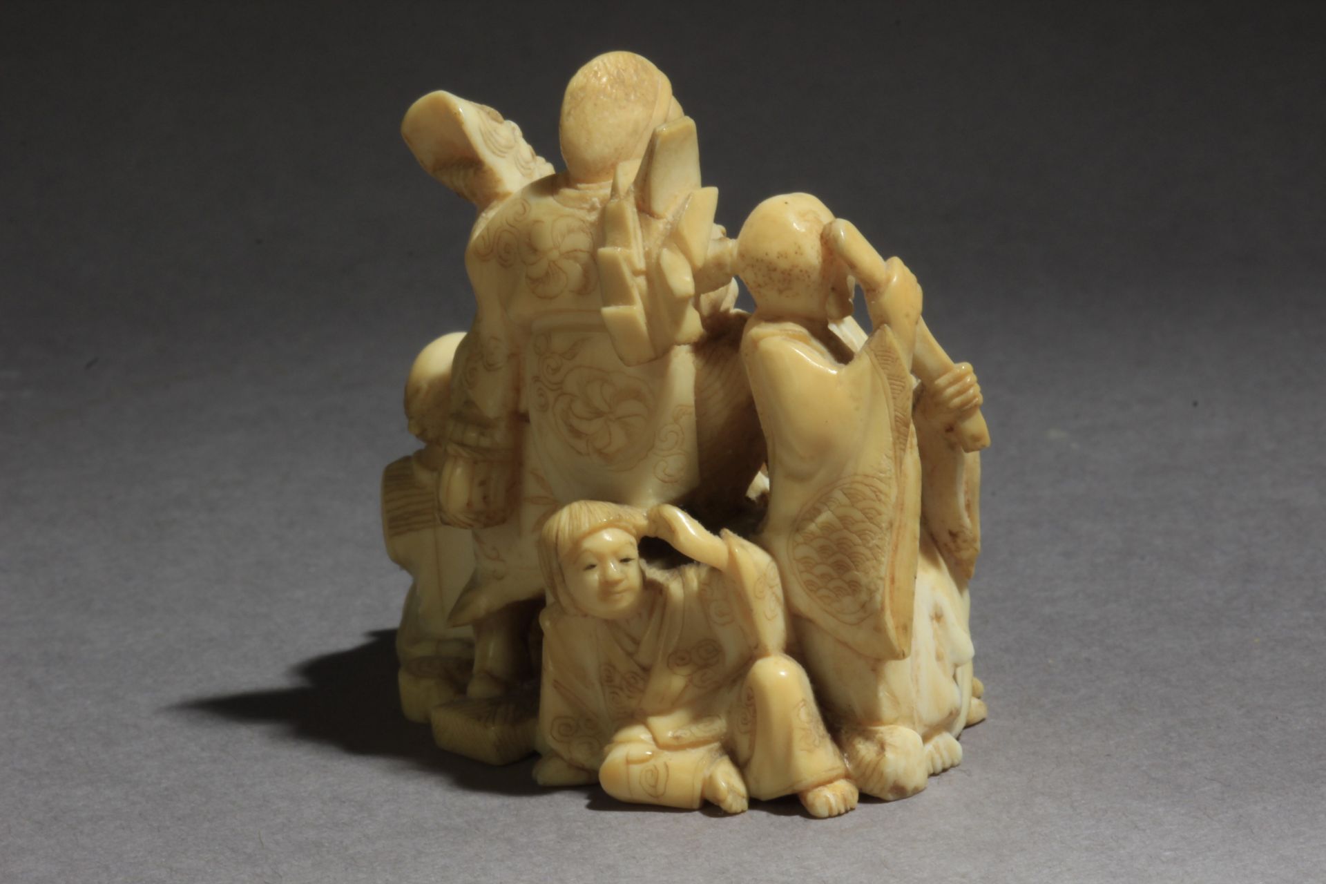 A late 19th century Japanese netsuke from Meiji period - Image 4 of 7