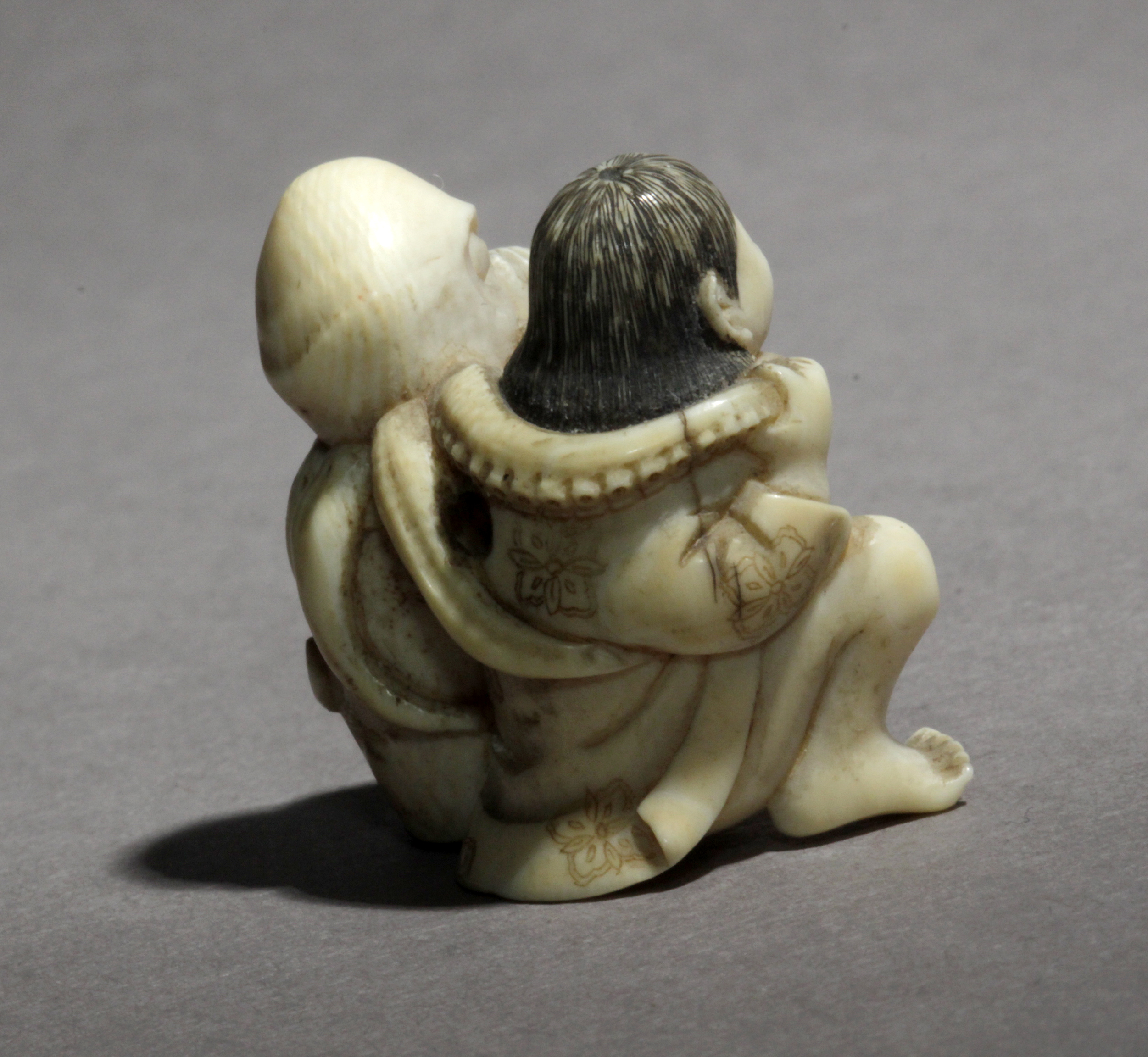 A mid 19th century Japanese netsuke from Edo period - Image 4 of 7