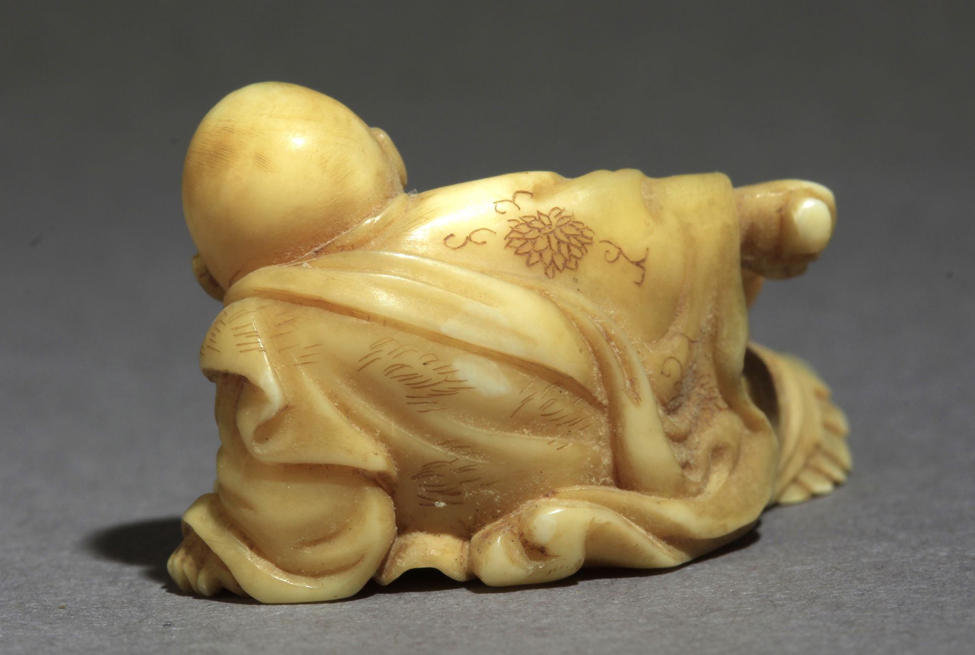 A 19th century Japanese netsuke from Meiji period - Image 3 of 7