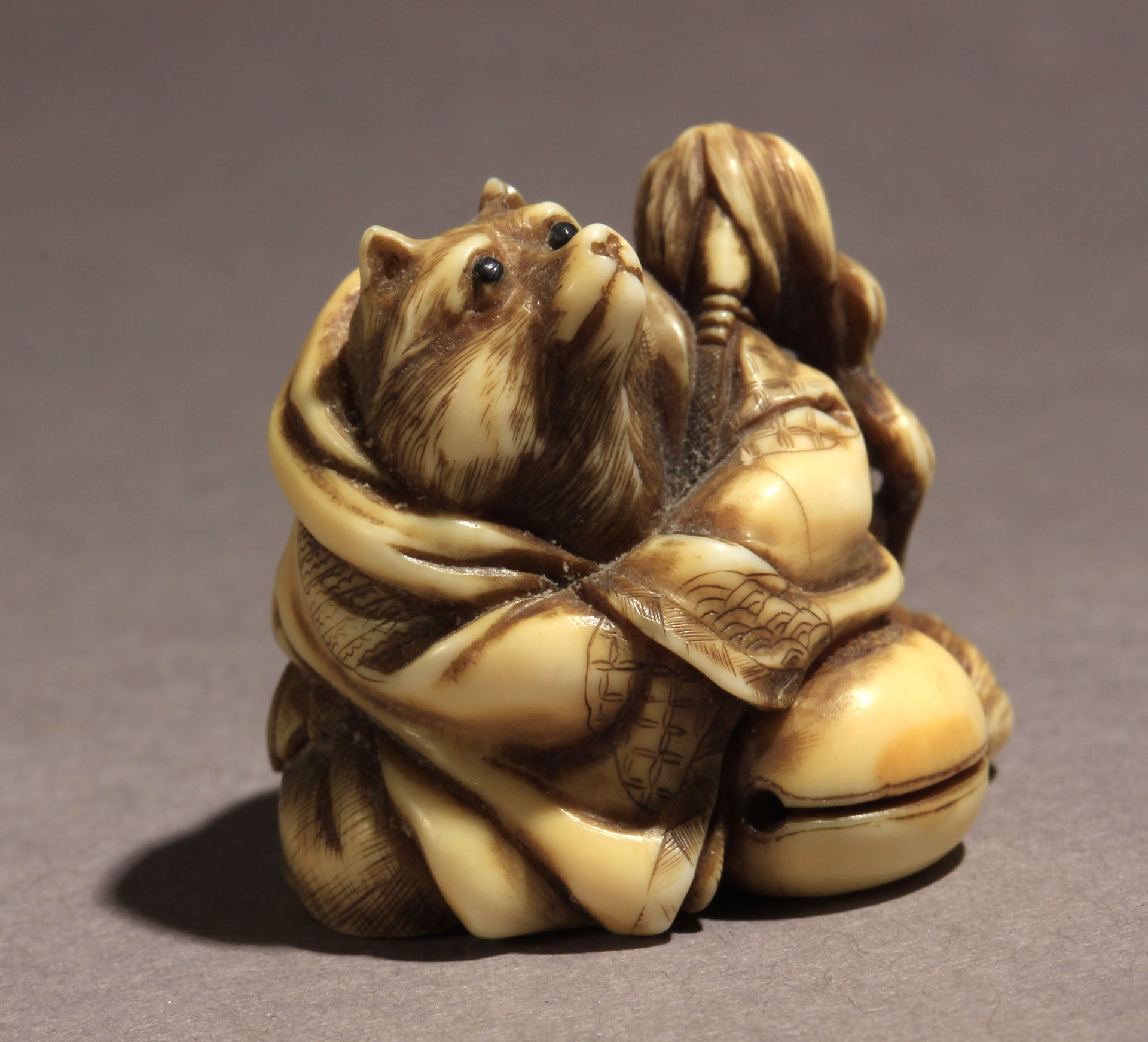 A late 19th century Japanese netsuke from Meiji period - Image 6 of 8