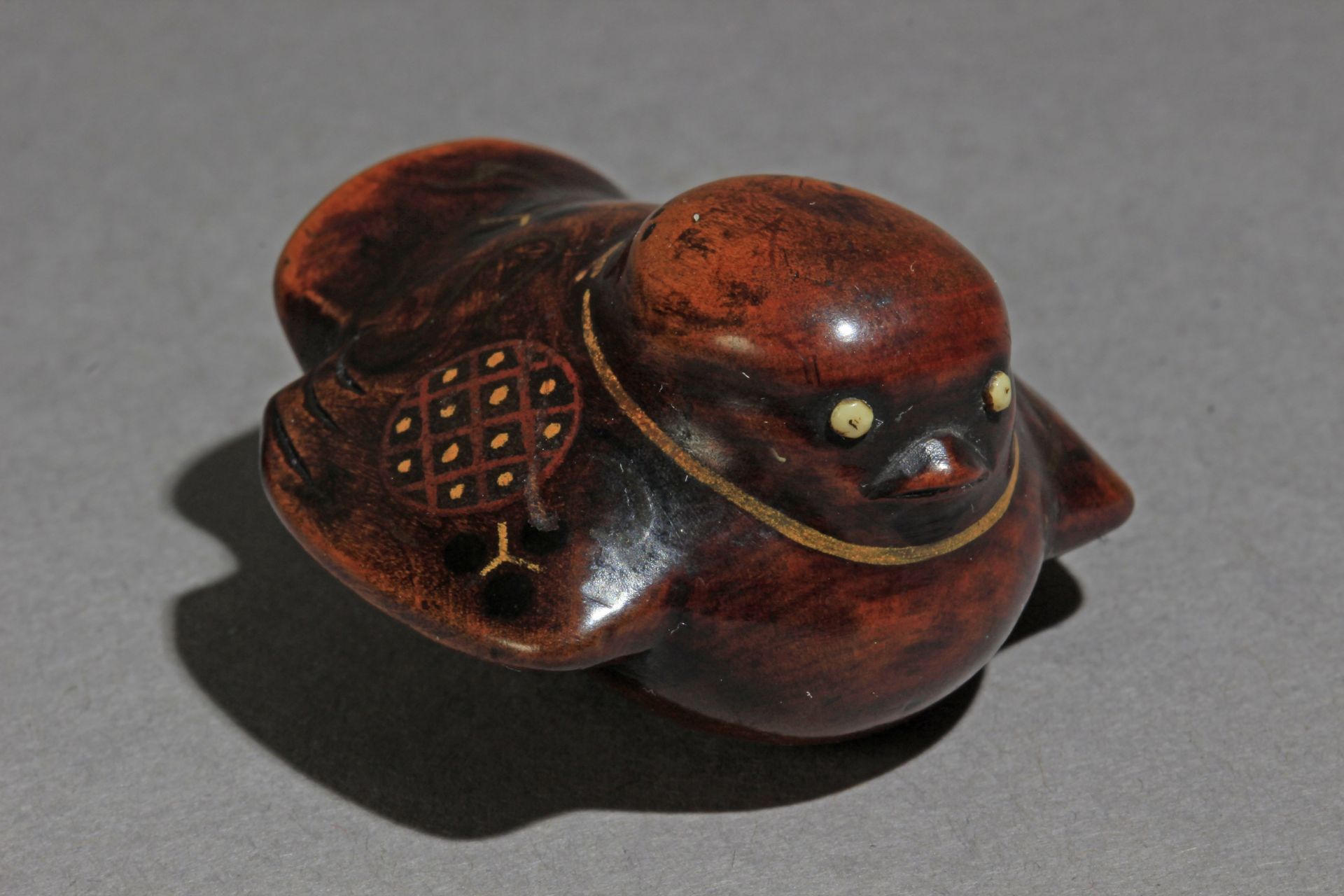 An early 19th century Japanese netsuke from Meiji period - Image 7 of 8