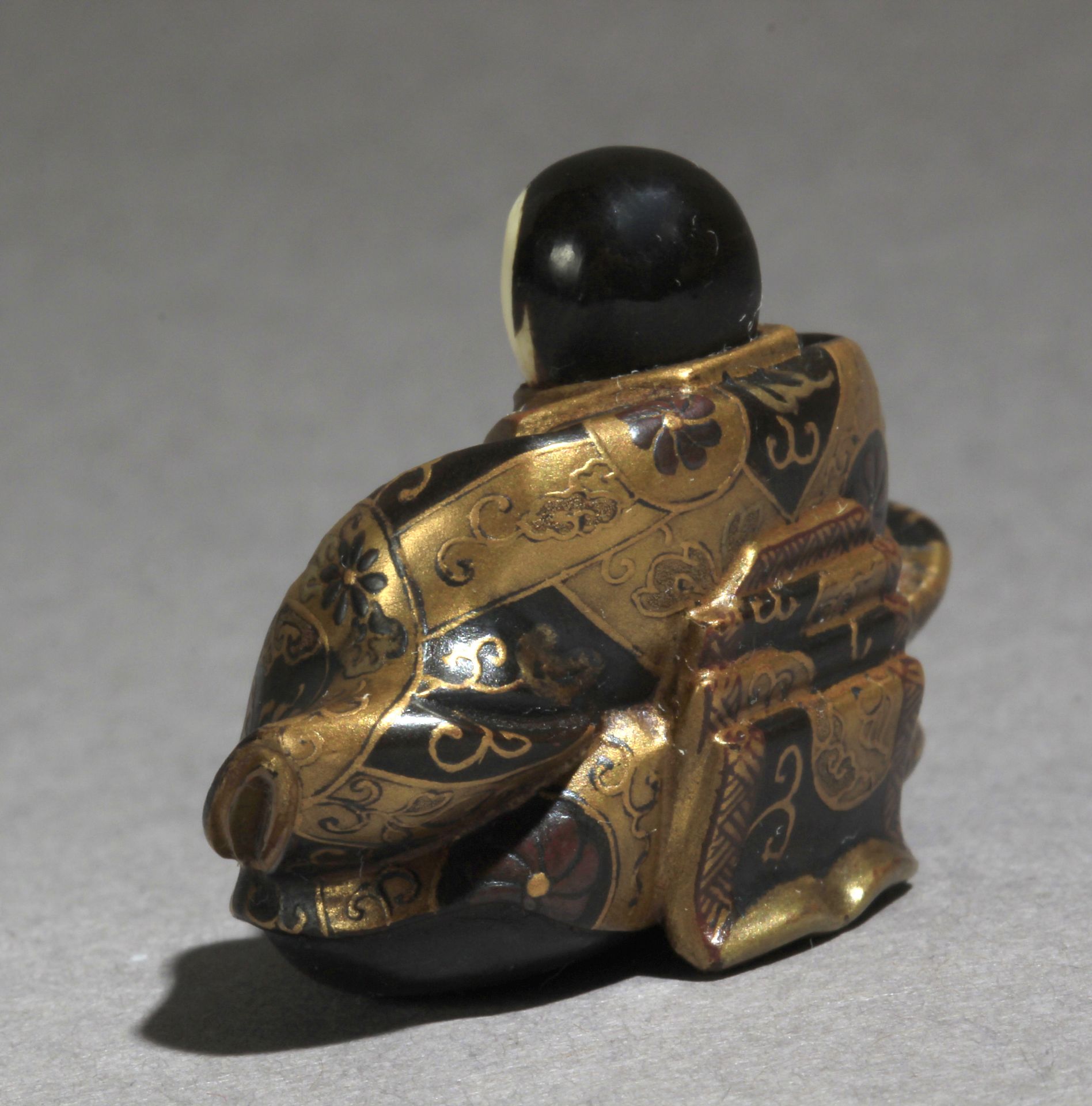 A 19th century Japanese netsuke from Meiji period - Image 4 of 8