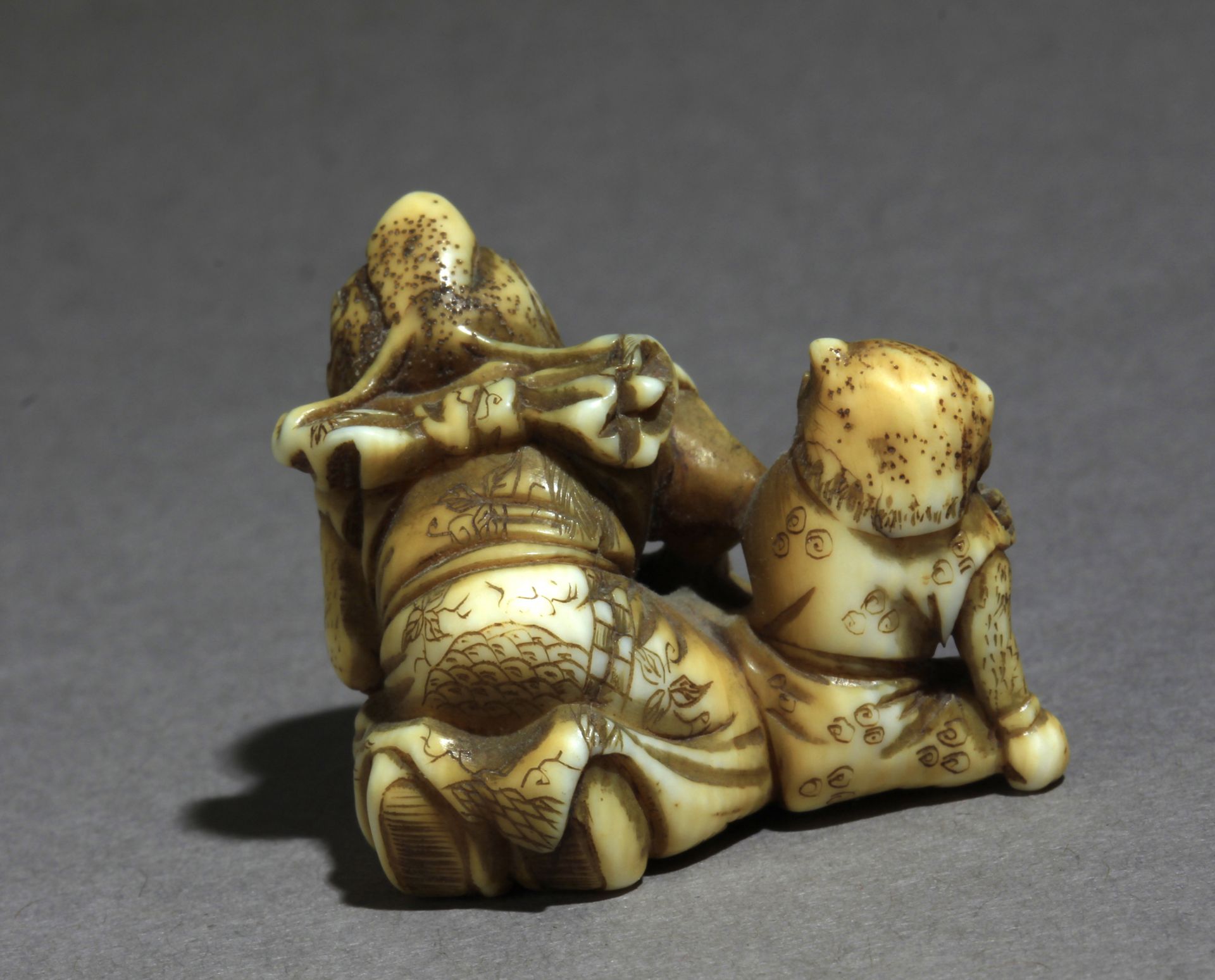 An early 20th century Japanese netsuke from Meiji period - Image 4 of 7