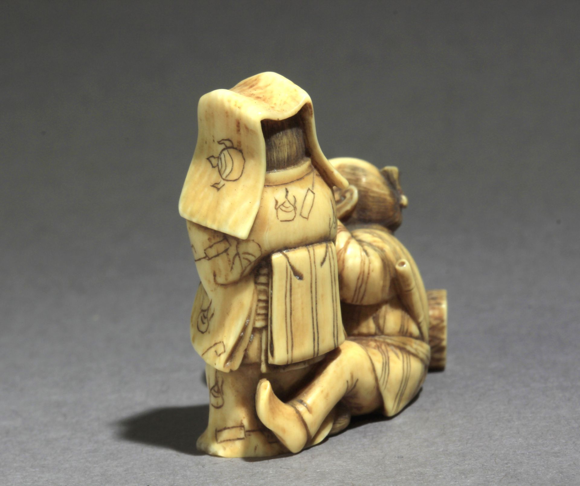 A mid 19th century Japanese netsuke from Meiji period - Image 3 of 7