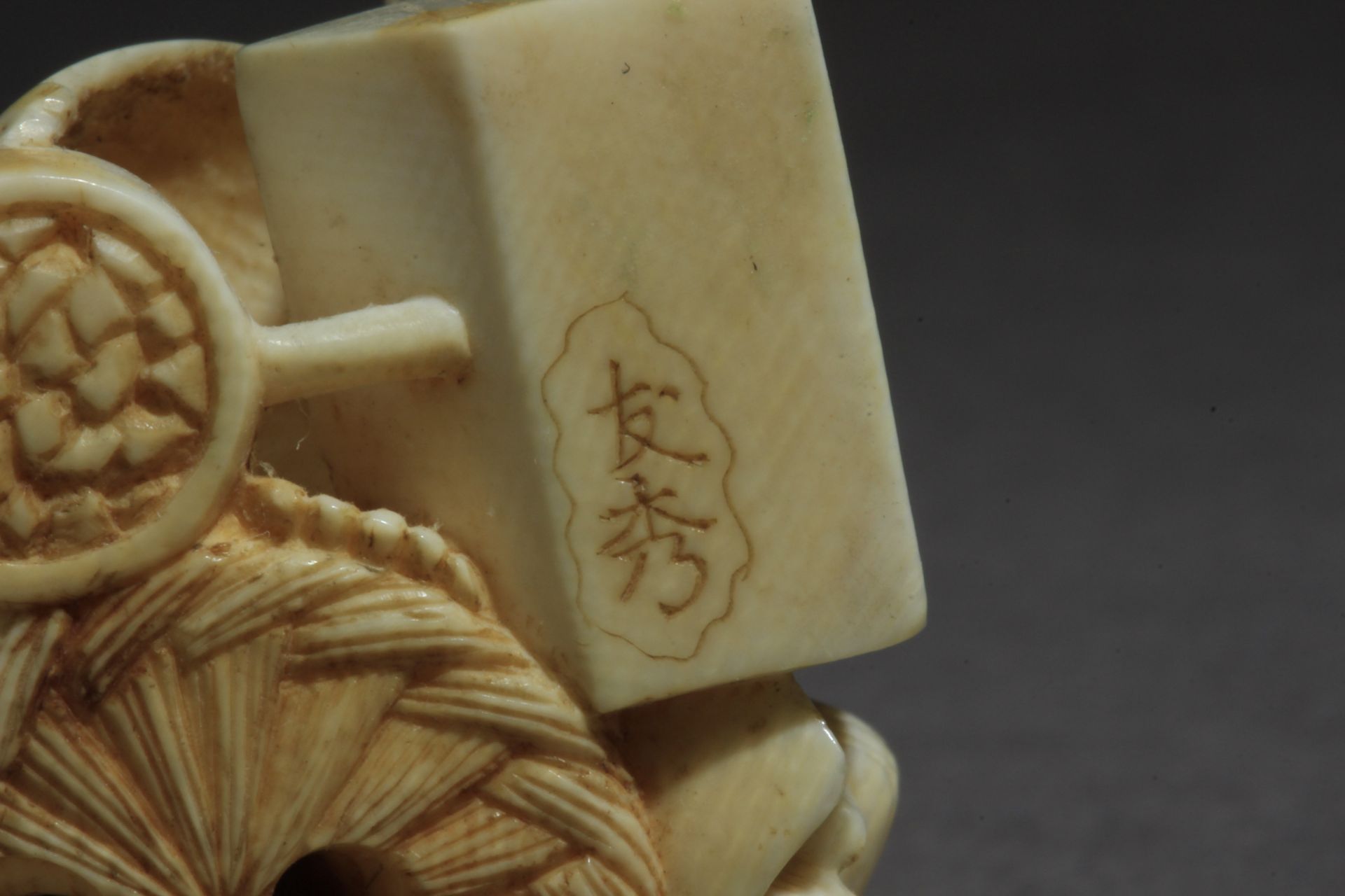 A mid 19th century Japanese netsuke - Image 9 of 9