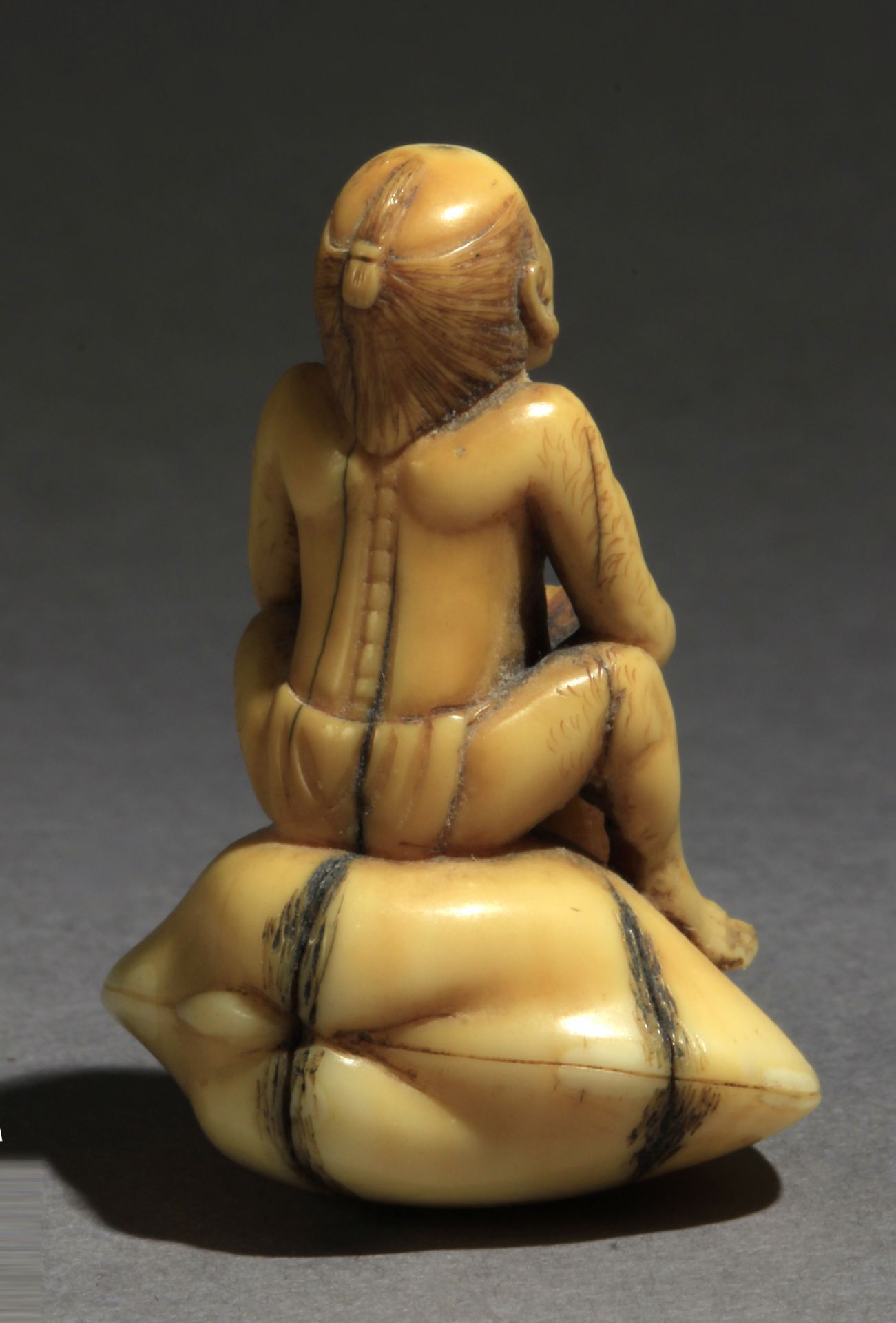 A 19th century Japanese netsuke from Meiji period - Image 3 of 7