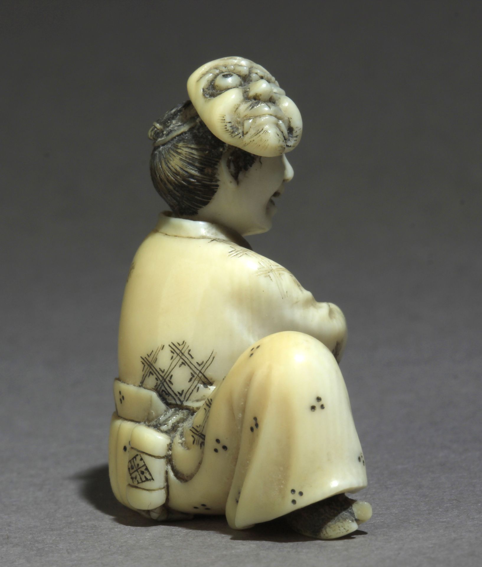 A mid 19th century Japanese netsuke from Meiji period. - Image 5 of 7