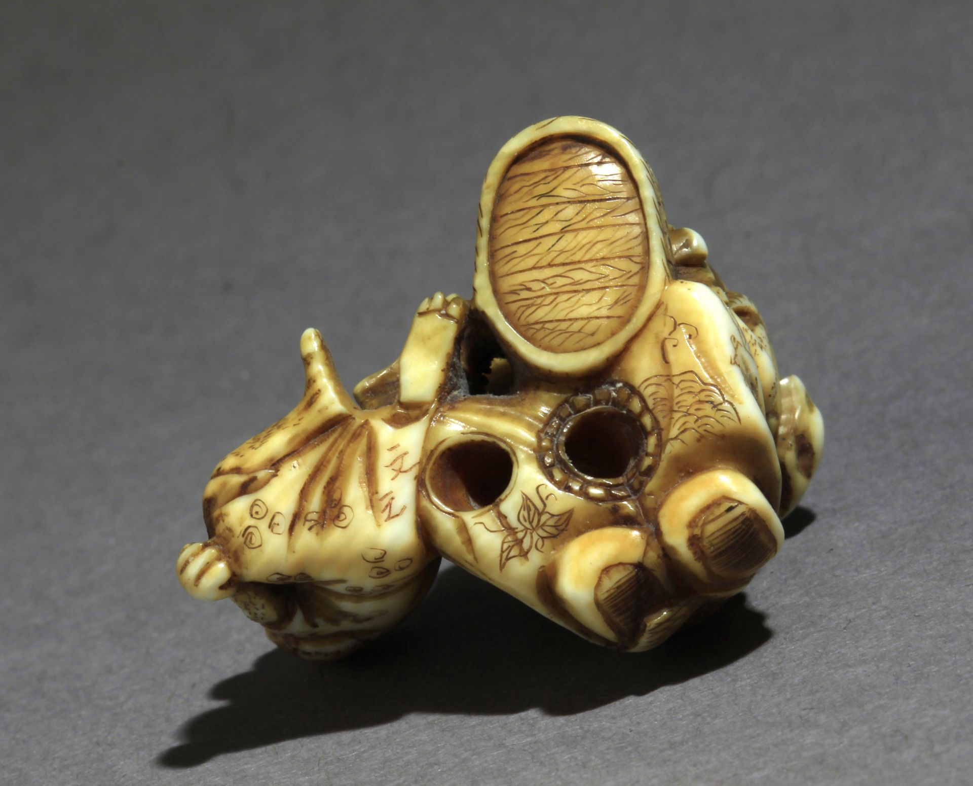 An early 20th century Japanese netsuke from Meiji period - Image 6 of 7