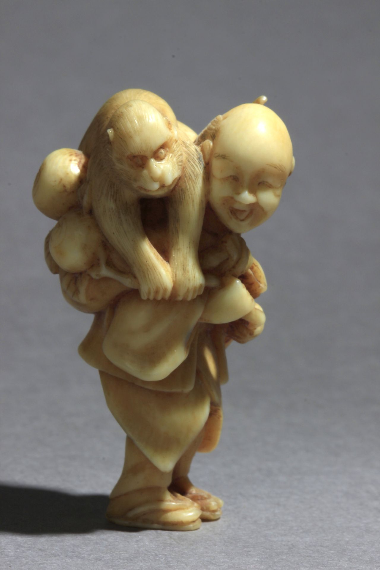 A mid 19th century Japanese netsuke from Edo period - Image 7 of 8