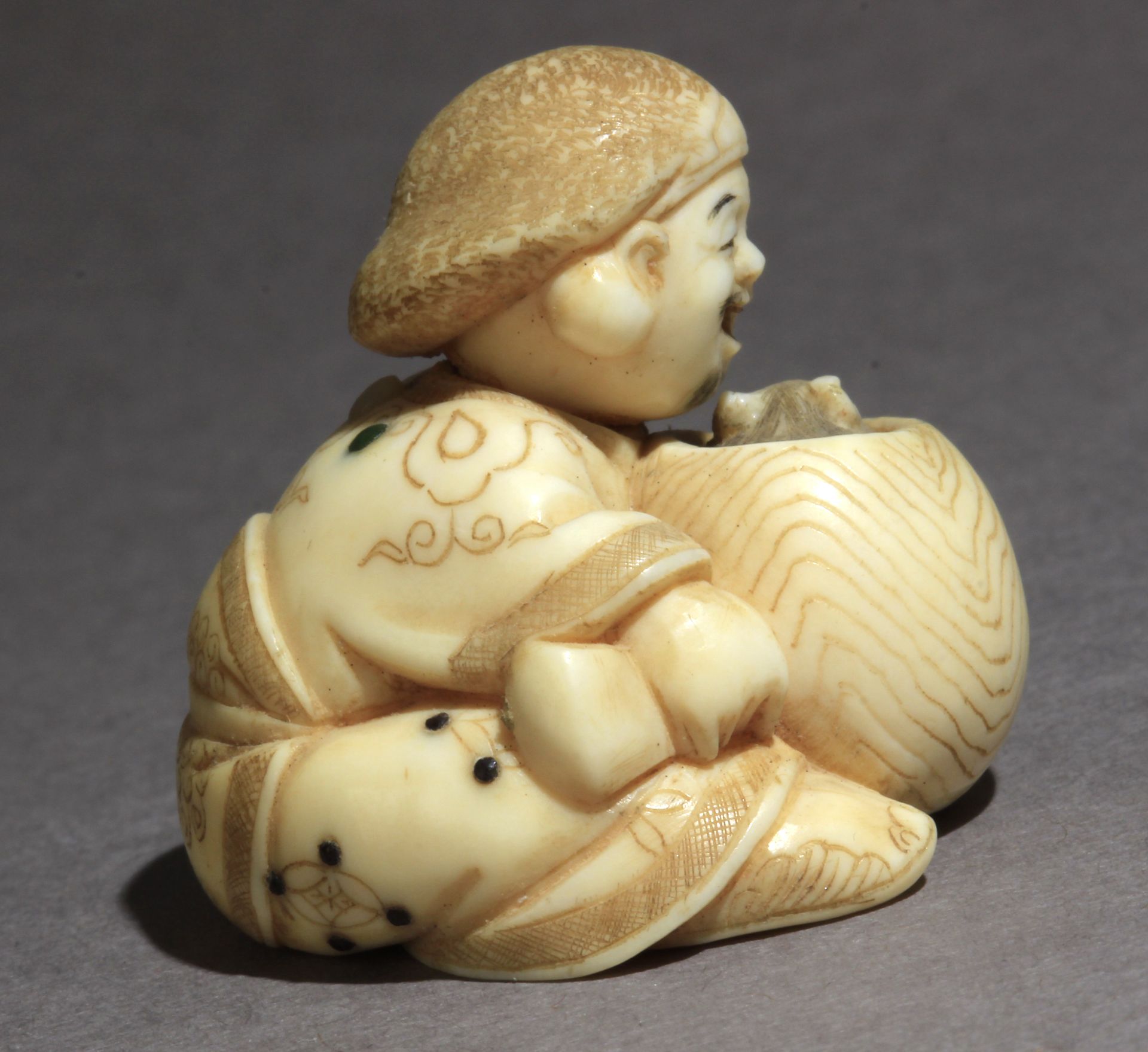 A late 19th century Japanese netsuke from Meiji period - Image 6 of 9