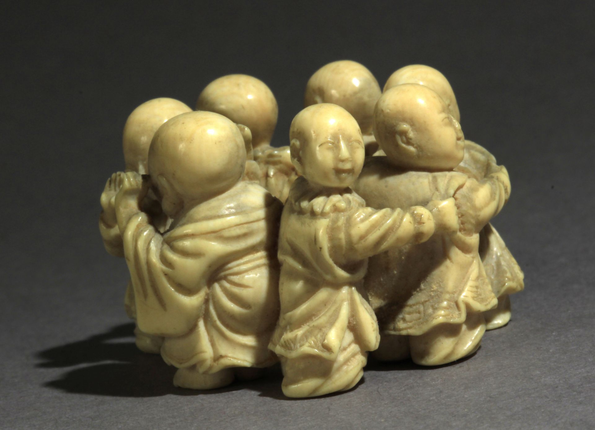 A late 19th century Japanese netsuke from Meiji period - Image 5 of 7