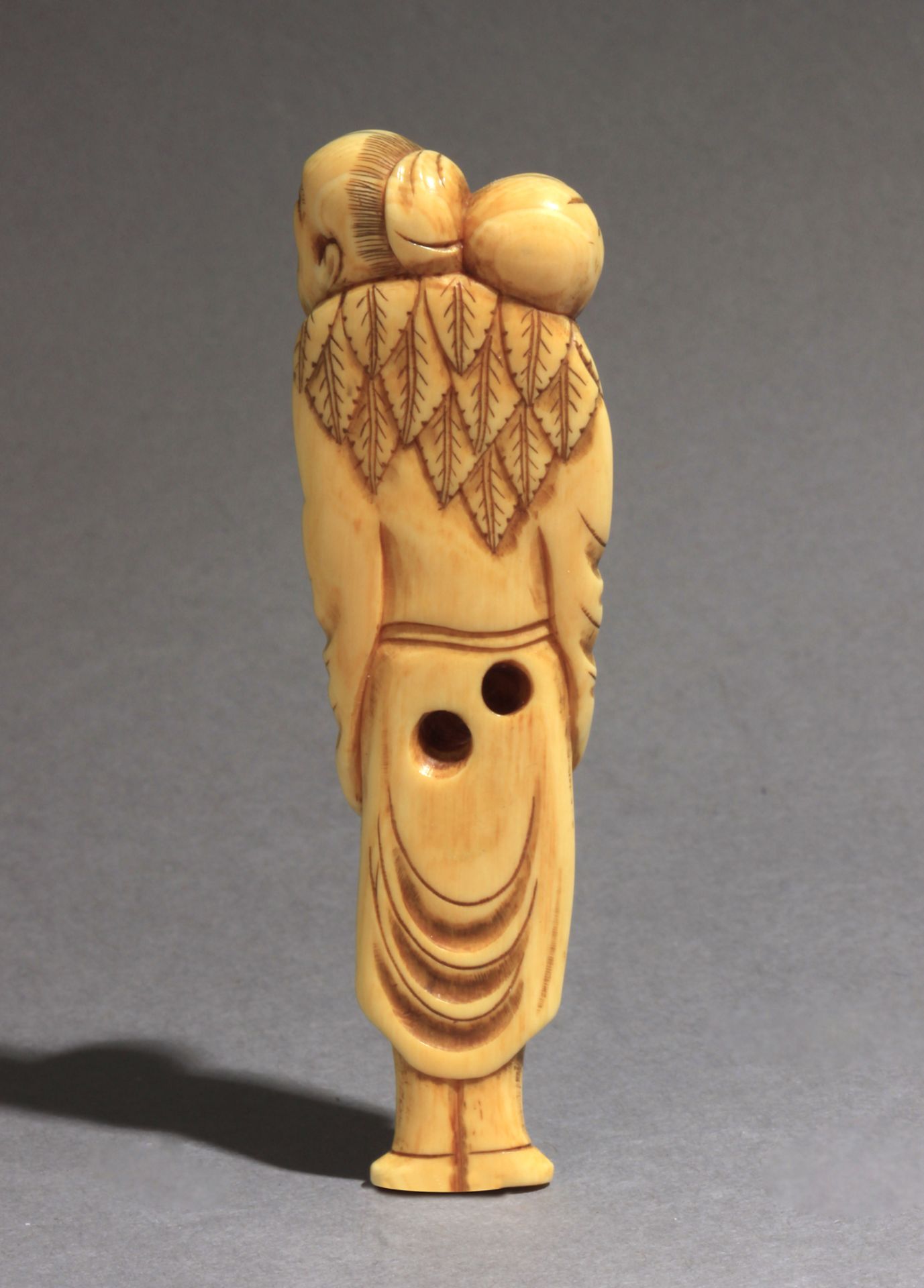 An 18th century Japanese netsuke from Edo period - Image 3 of 7