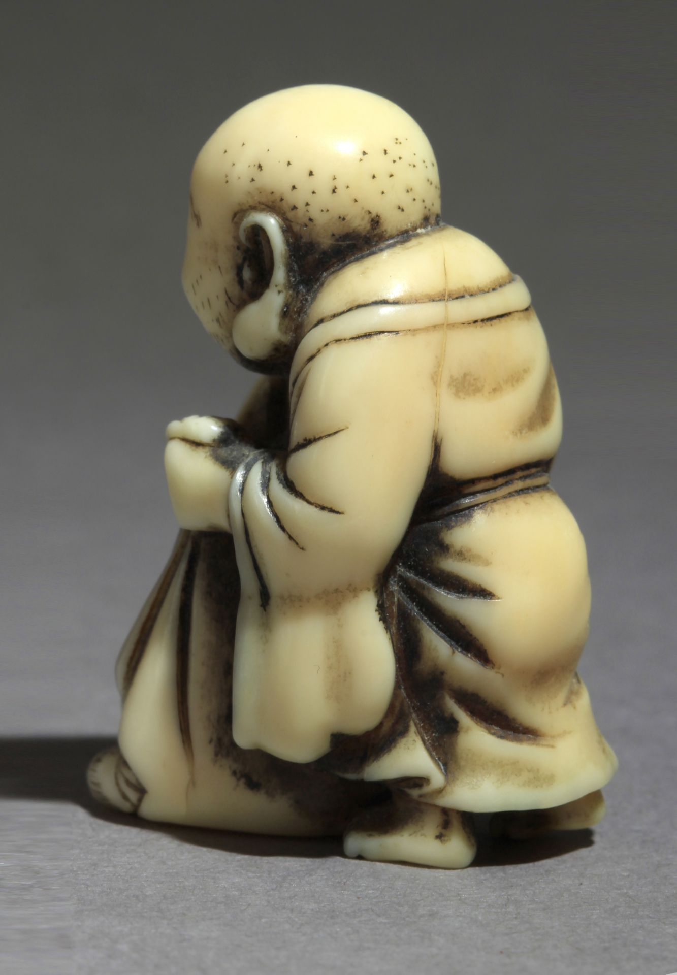 A mid 19th century Japanese netsuke from Meiji period - Image 4 of 8