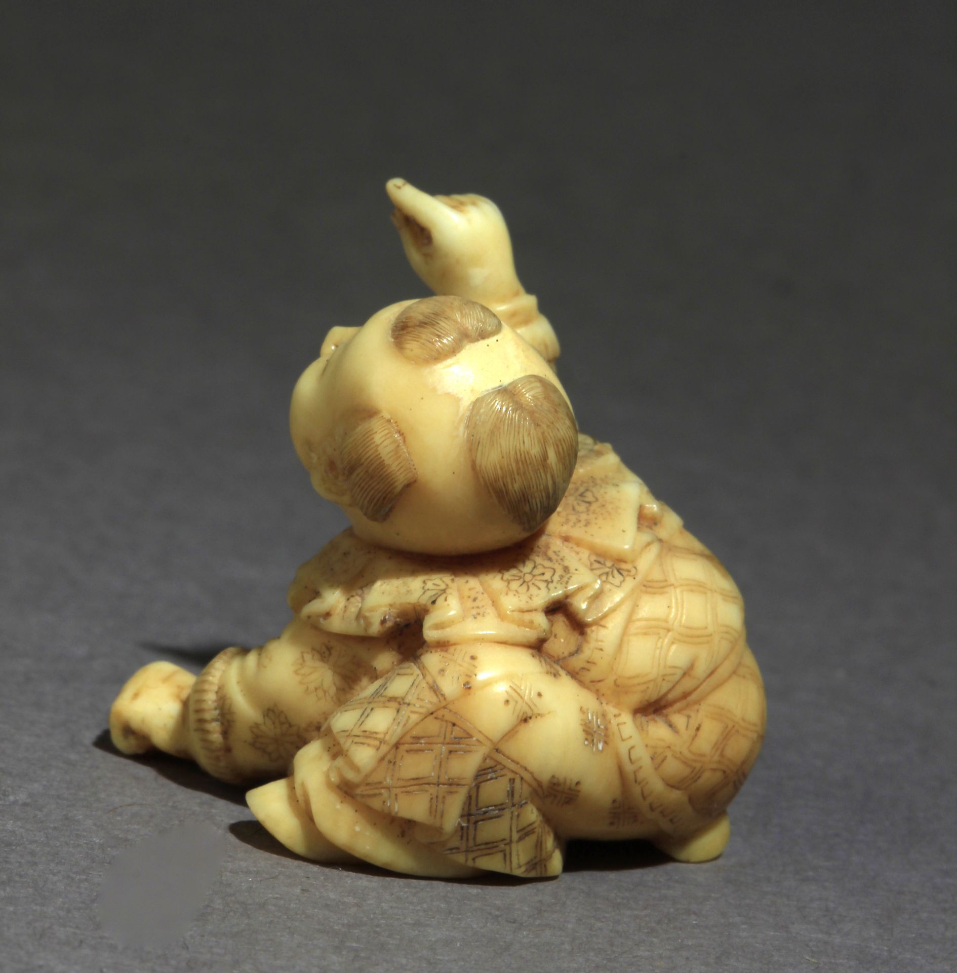 A late 19th century Japanese netsuke from Meiji period - Image 3 of 8
