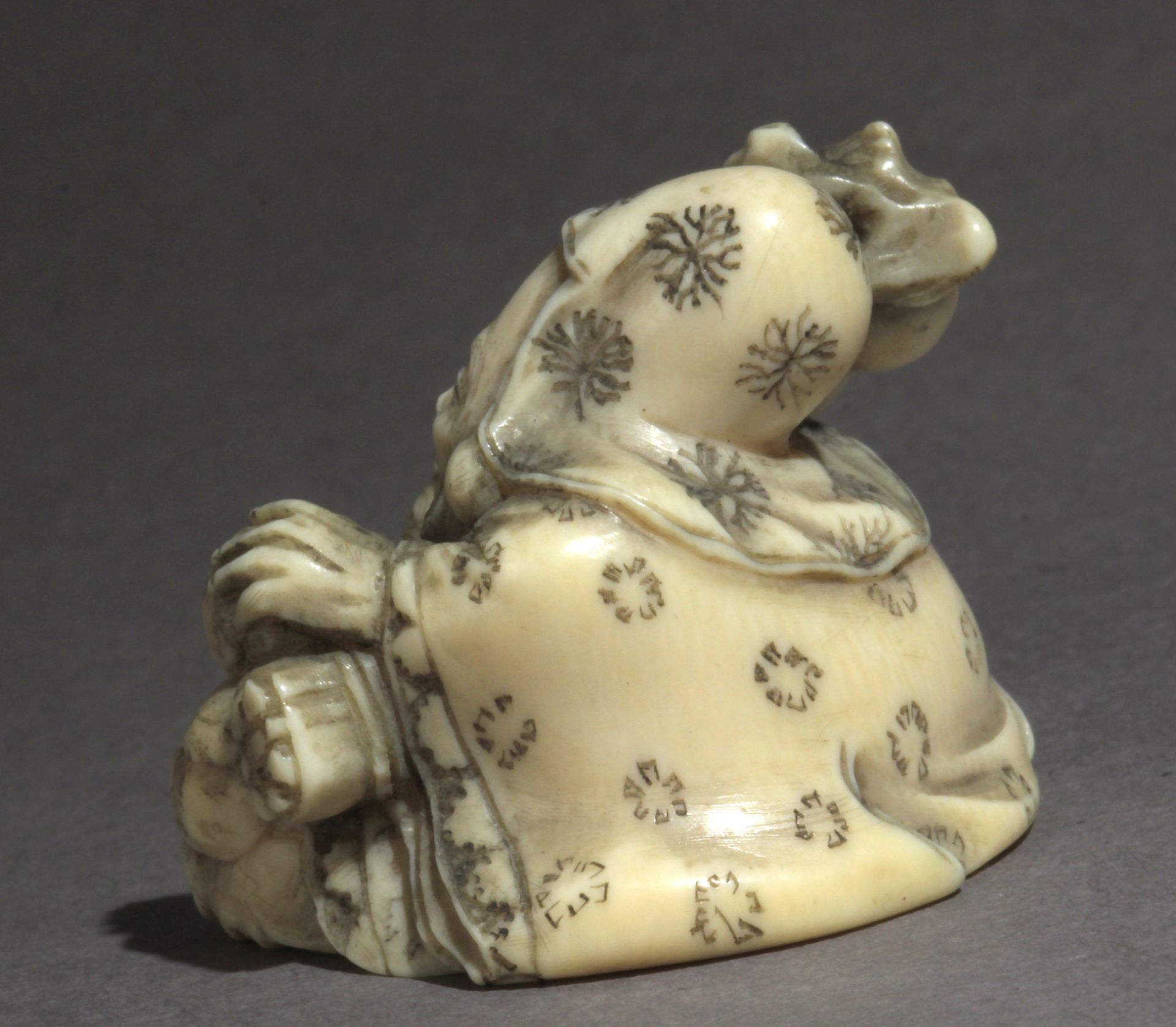 A late 19th century Japanese netsuke from Meiji period - Image 4 of 7