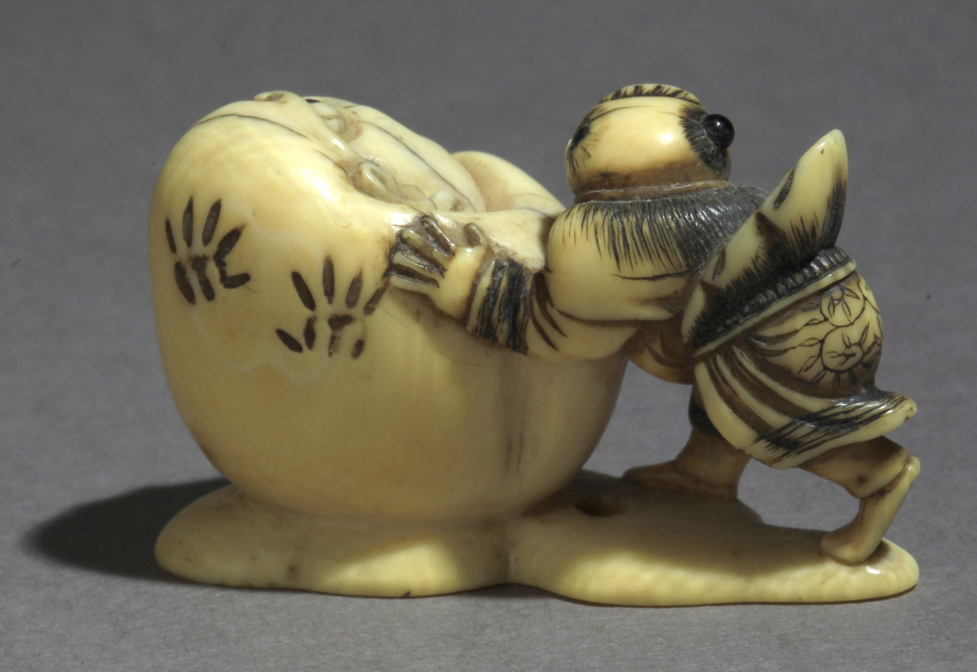 A 19th century Japanese netsuke from Edo period - Image 5 of 7