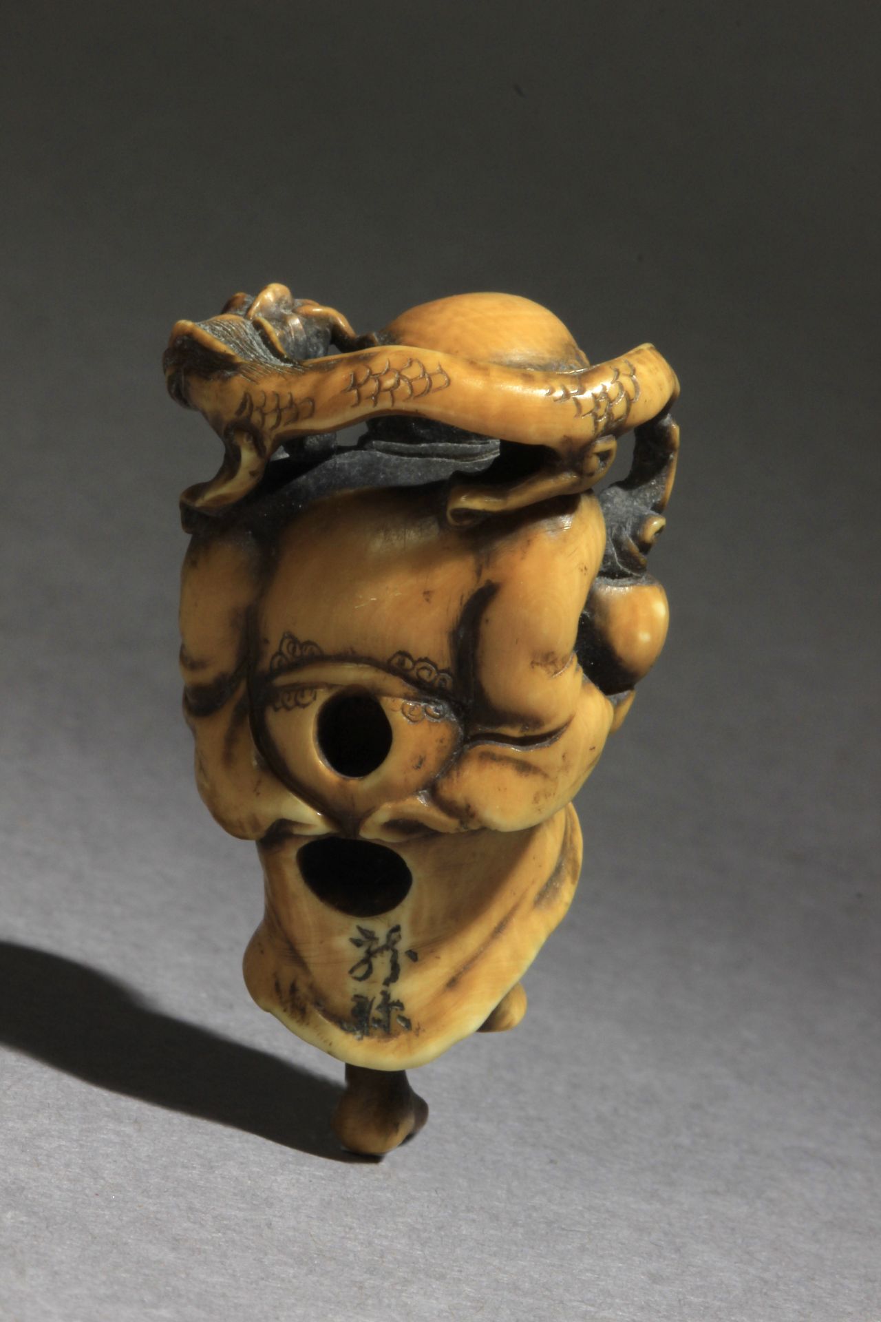 A 19th century Japanese netsuke - Image 4 of 7