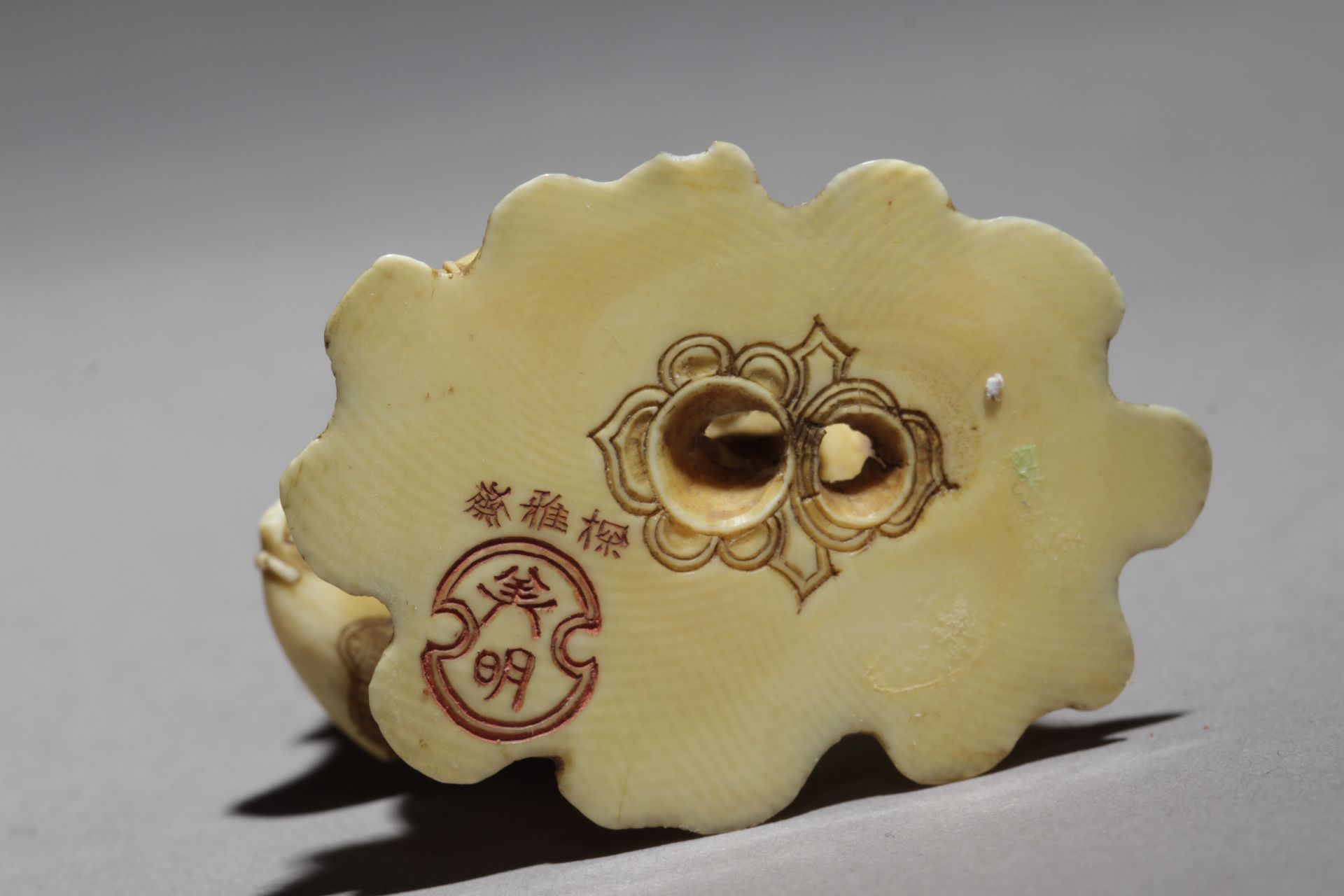 A late 19th century Japanese netsuke from Meiji period - Image 5 of 6