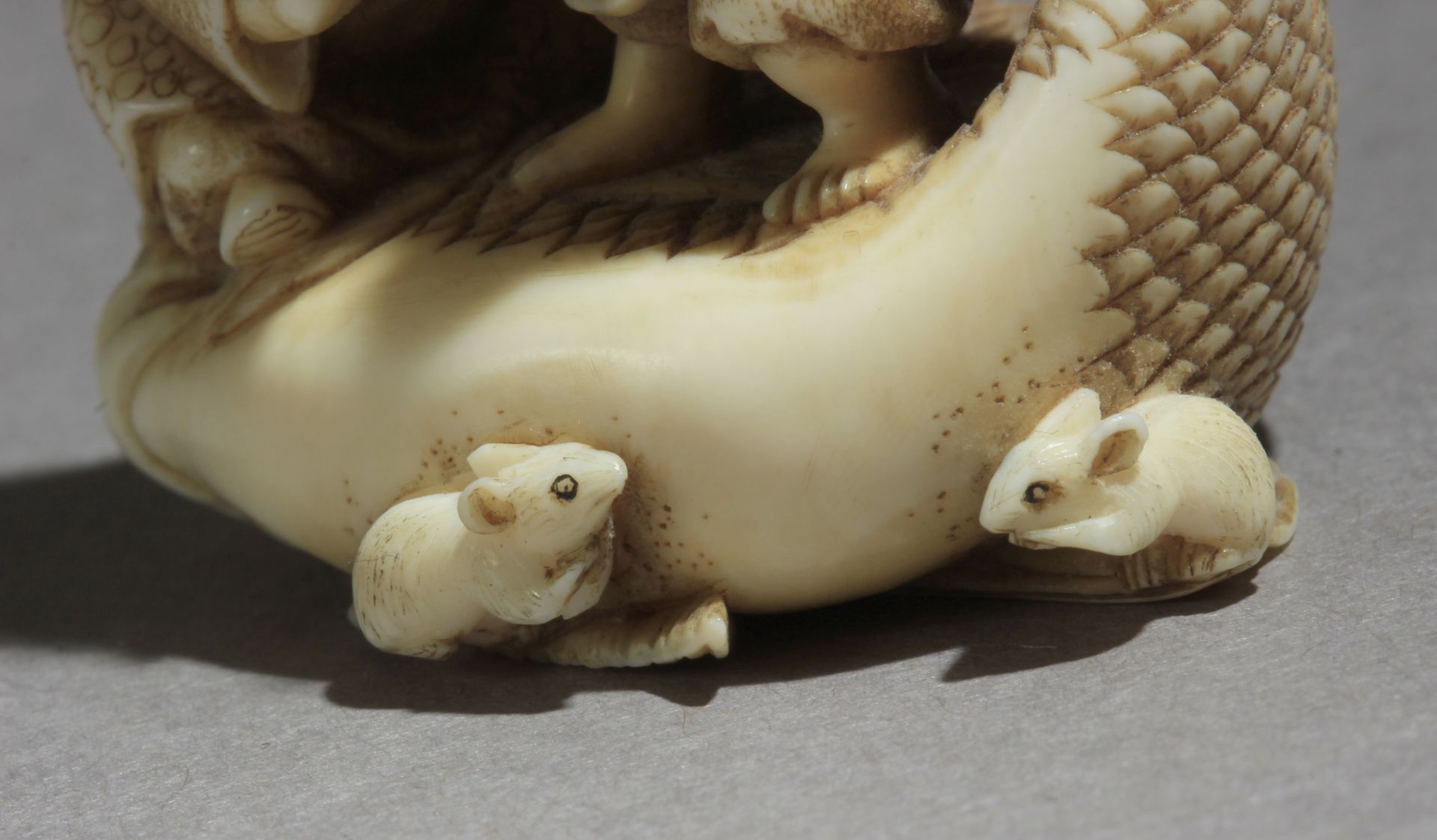 A late 19th century Japanese netsuke from Meiji period - Image 7 of 9