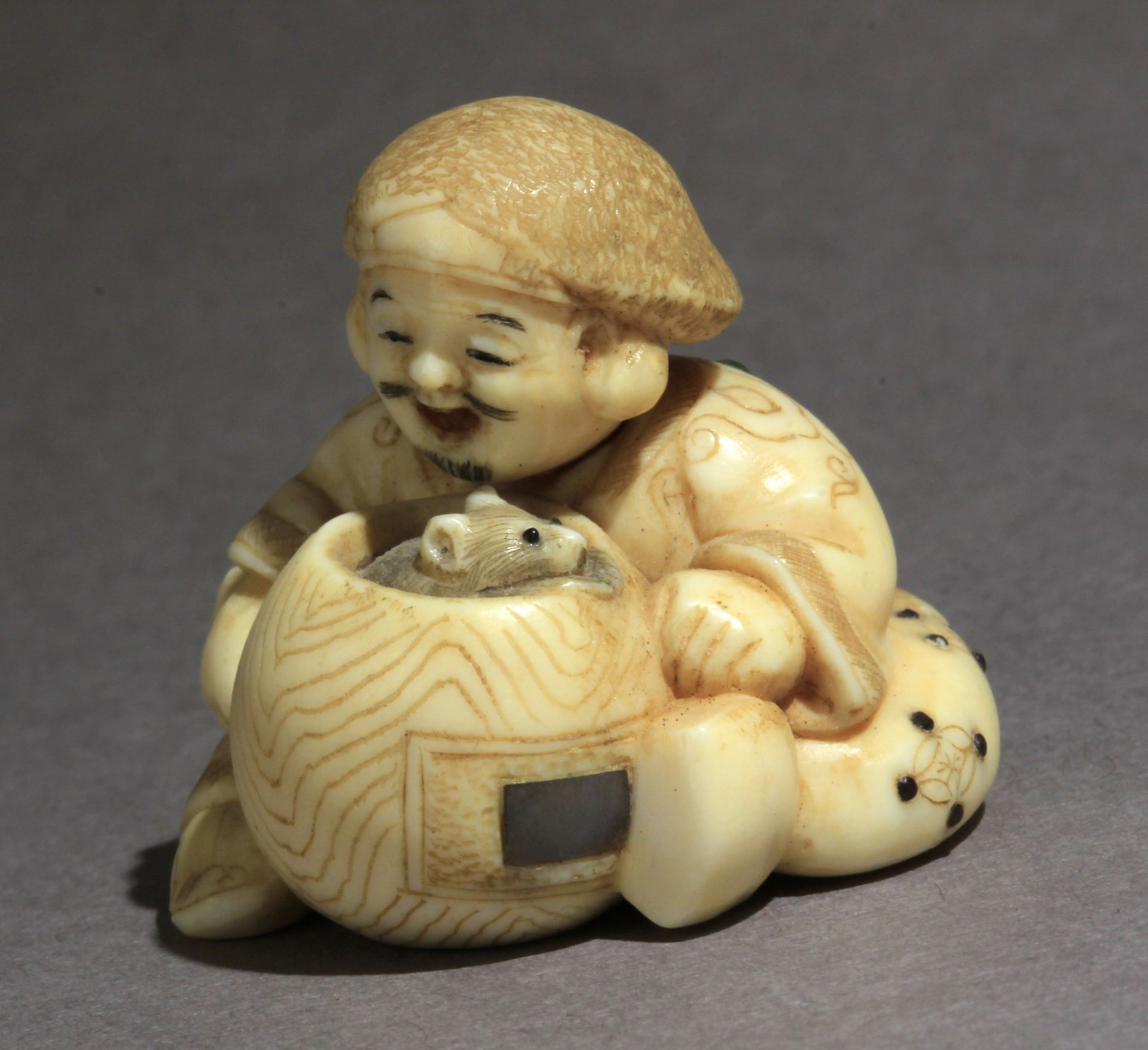 A late 19th century Japanese netsuke from Meiji period - Image 2 of 9