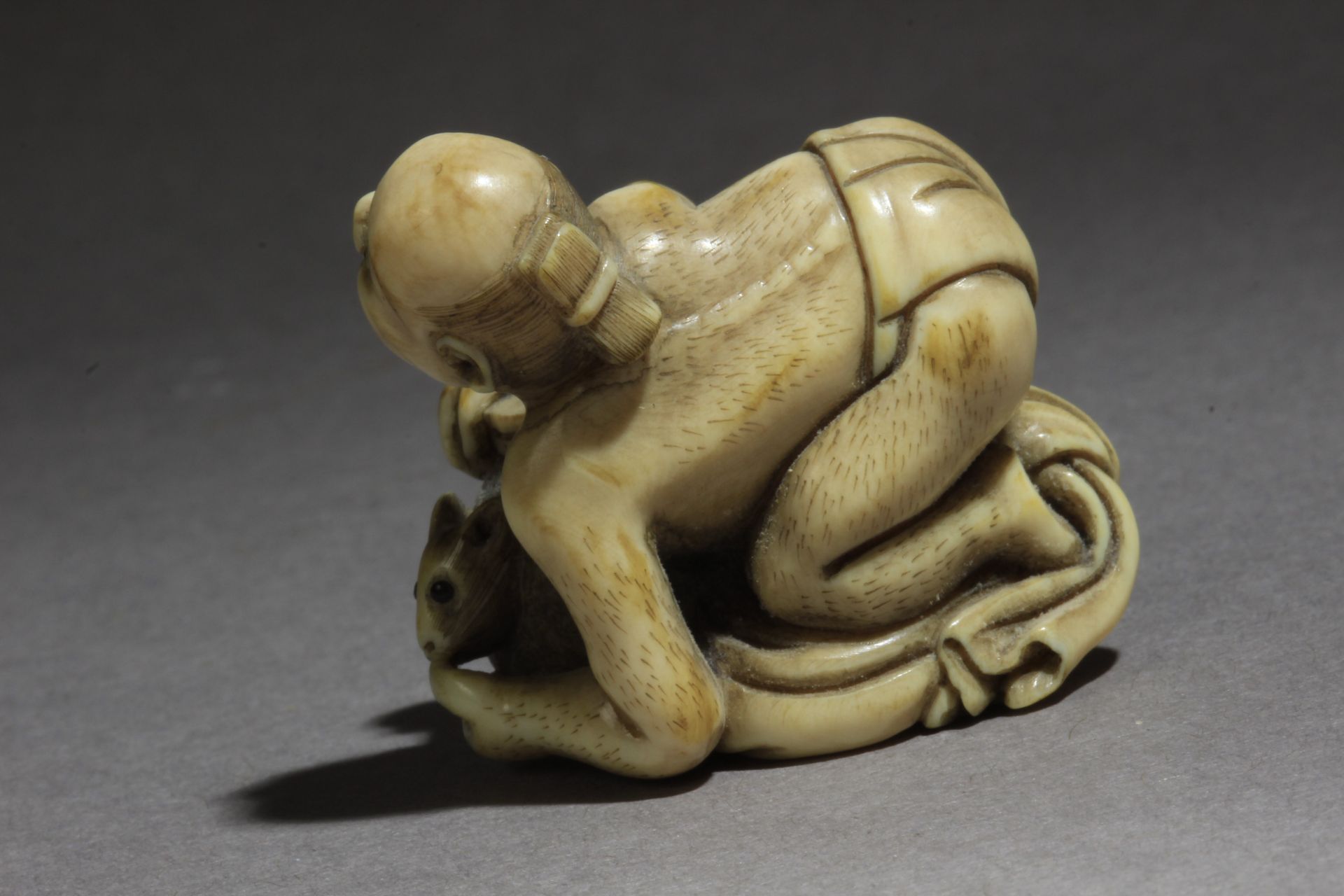 A 19th century Japanese netsuke - Image 3 of 7