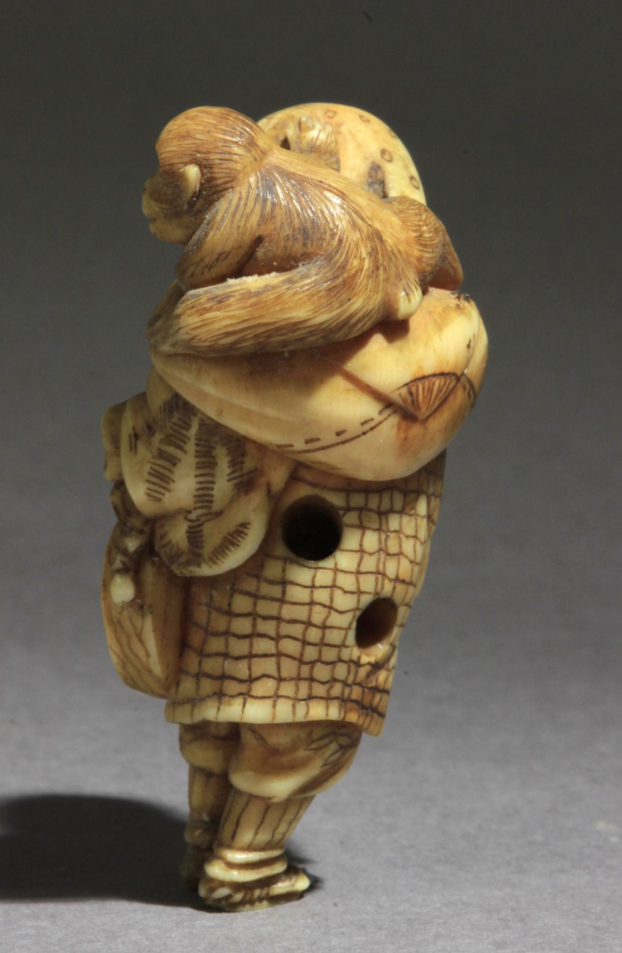 A late 19th century Japanese netsuke from Meiji period - Image 3 of 6