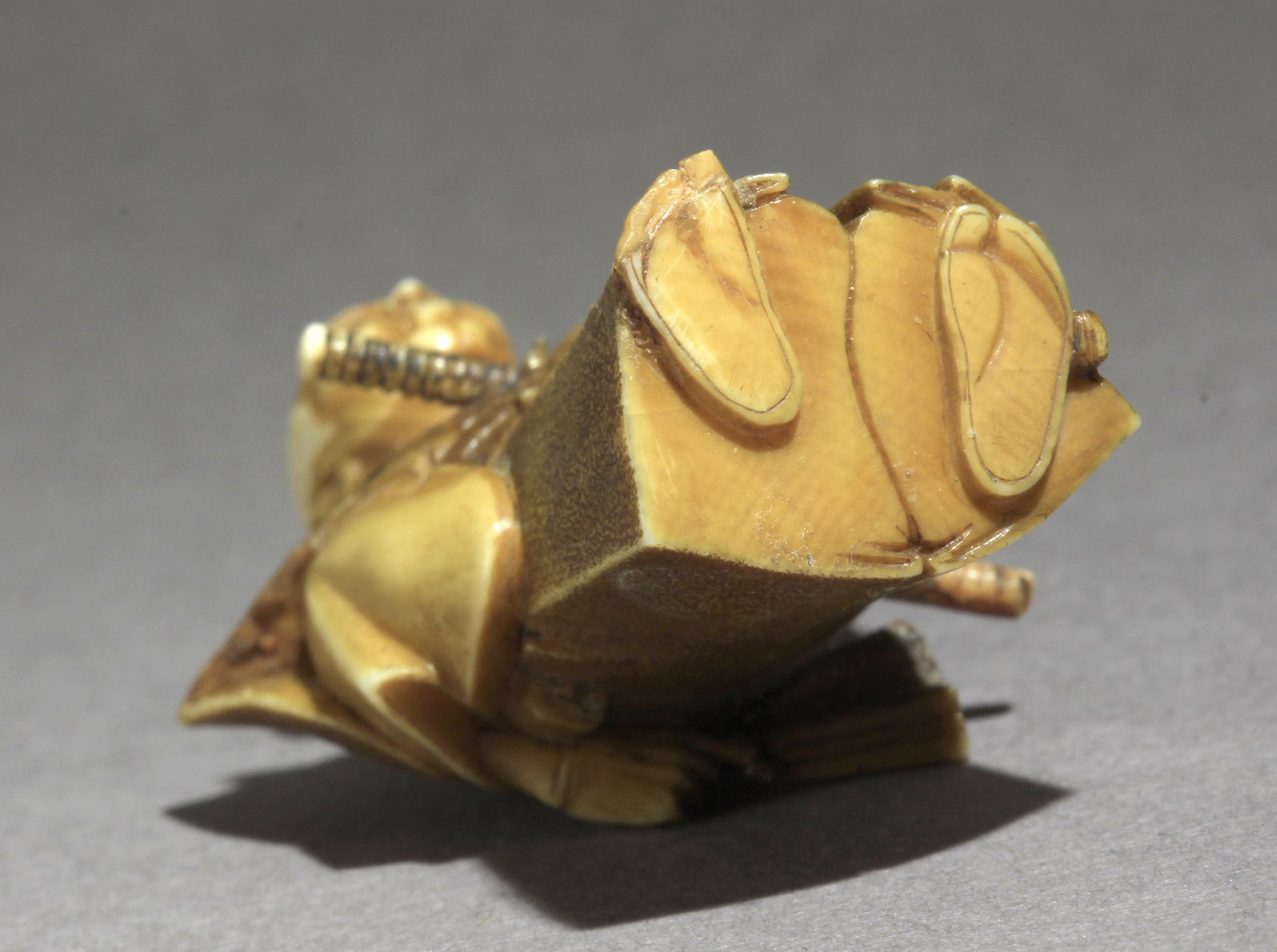 A Japanese netsuke form early Showa period circa 1930 - Bild 7 aus 7