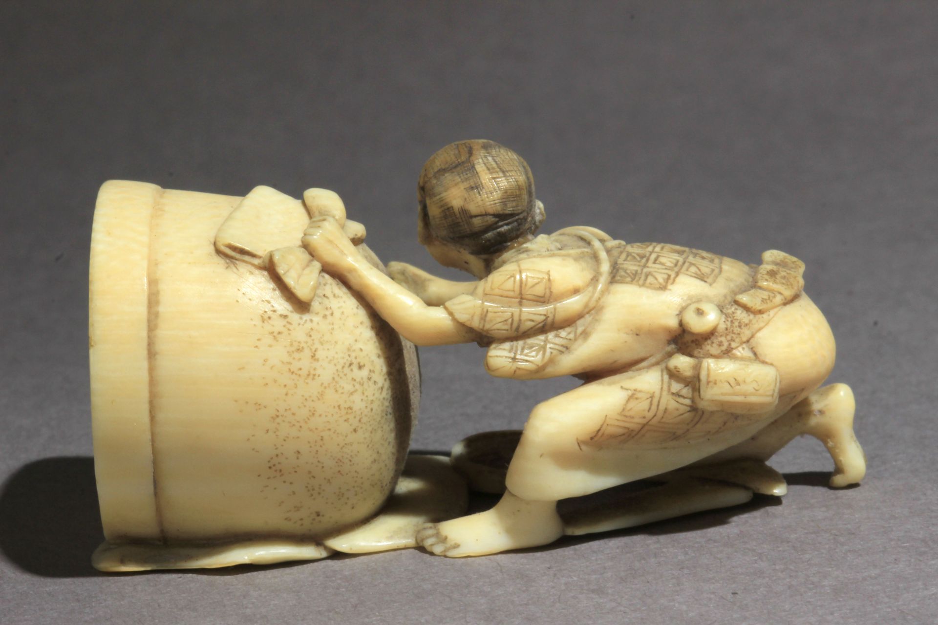 A mid 19th century netsuke-okimono from Edo-Meiji period - Bild 4 aus 7