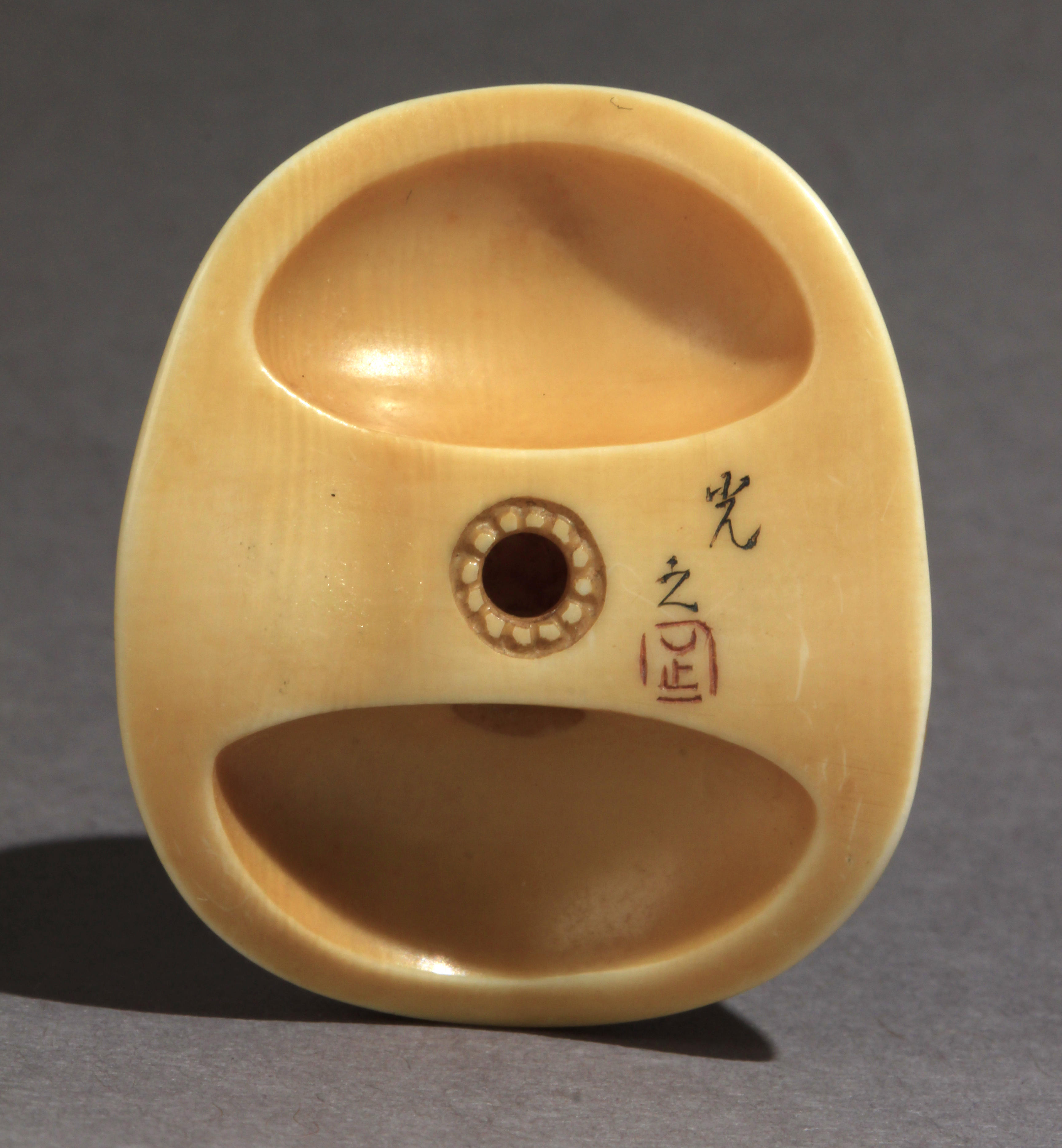 A Japanese netsuke circa 1900 from Meiji period - Image 4 of 6