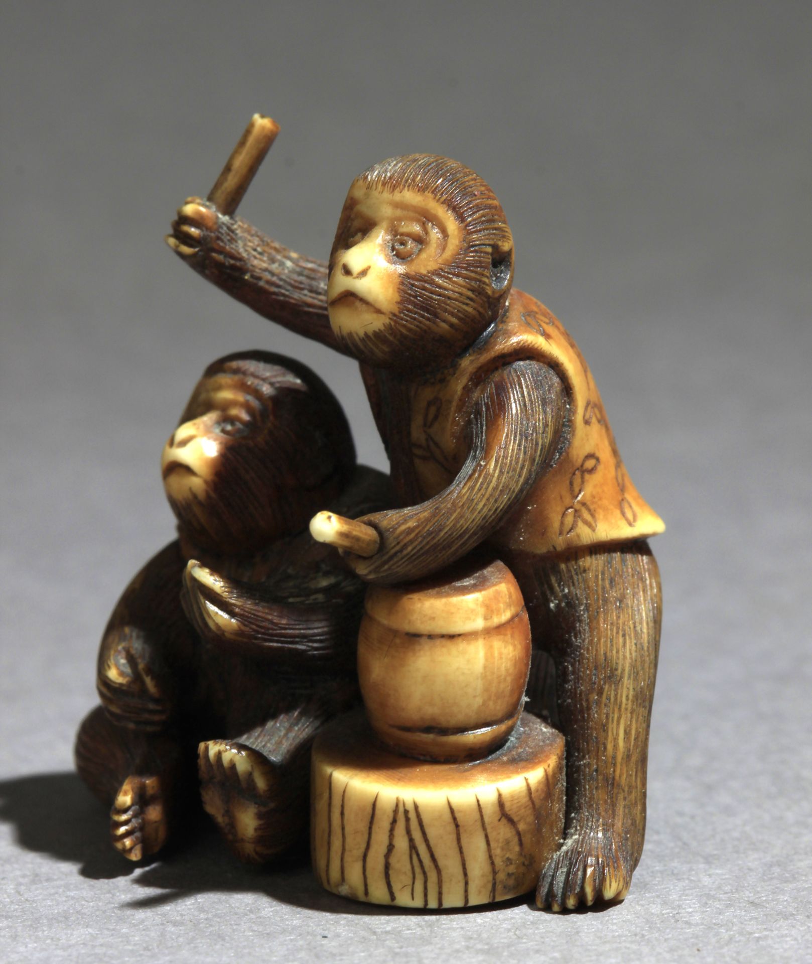 A 19th century Japanese netsuke - Image 2 of 7