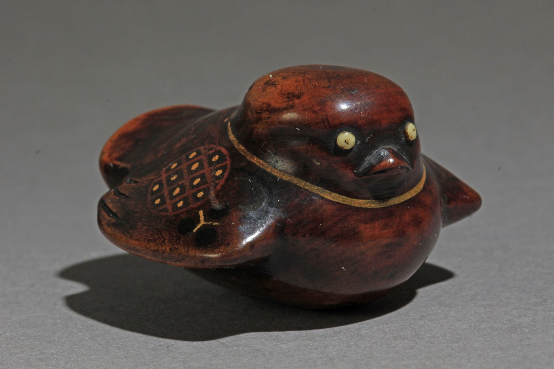 An early 19th century Japanese netsuke from Meiji period - Image 2 of 8