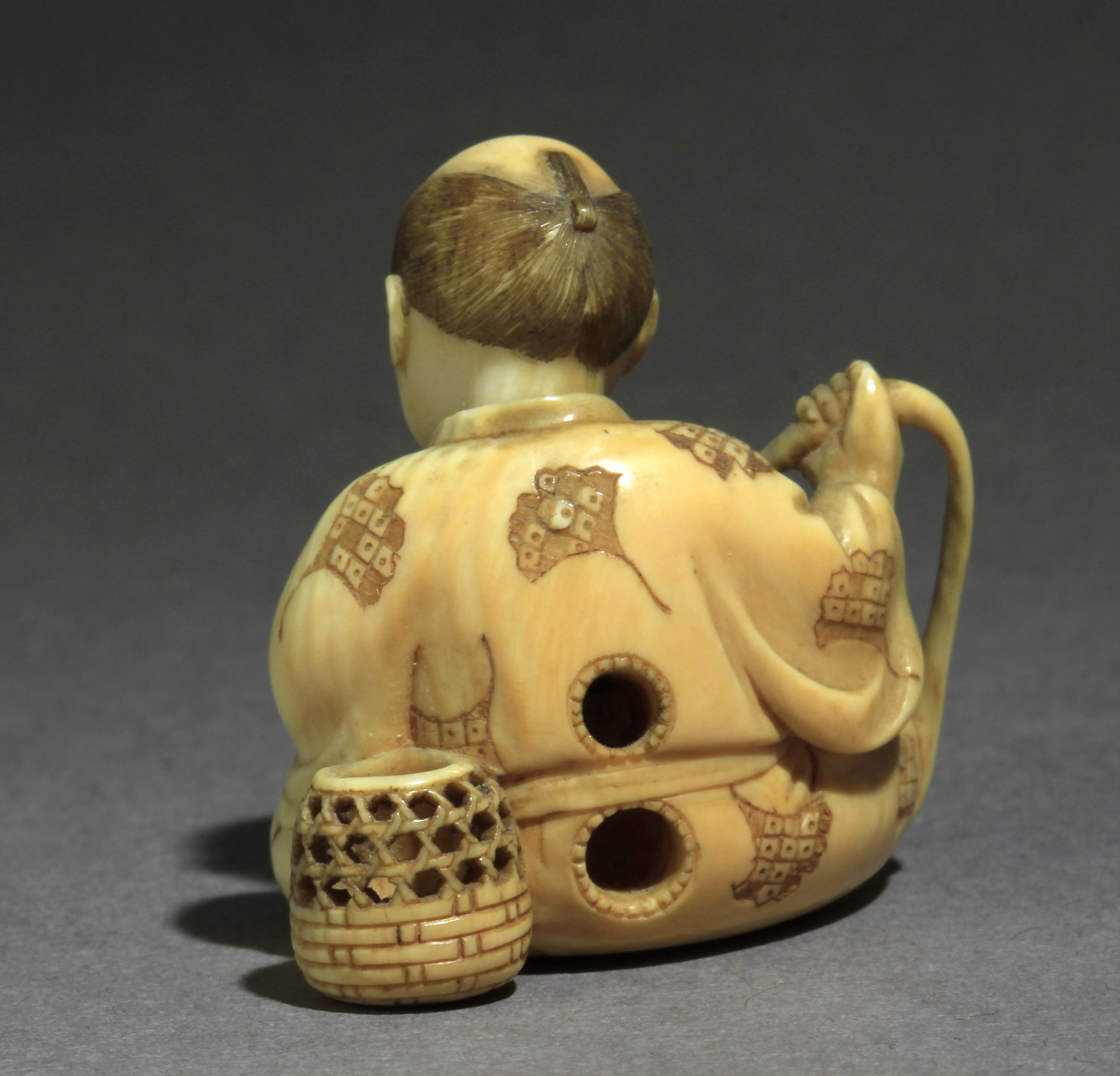 A Japanese netsuke circa 1860-1890 from Meiji period - Bild 4 aus 8