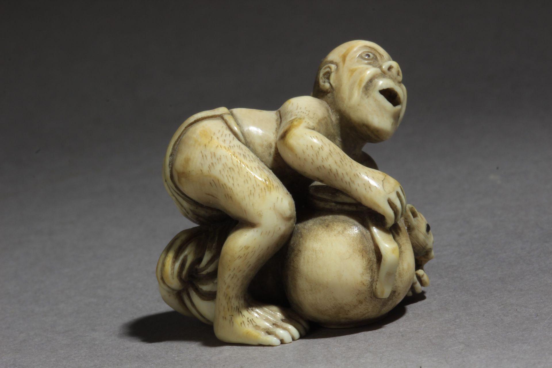 A 19th century Japanese netsuke - Image 5 of 7