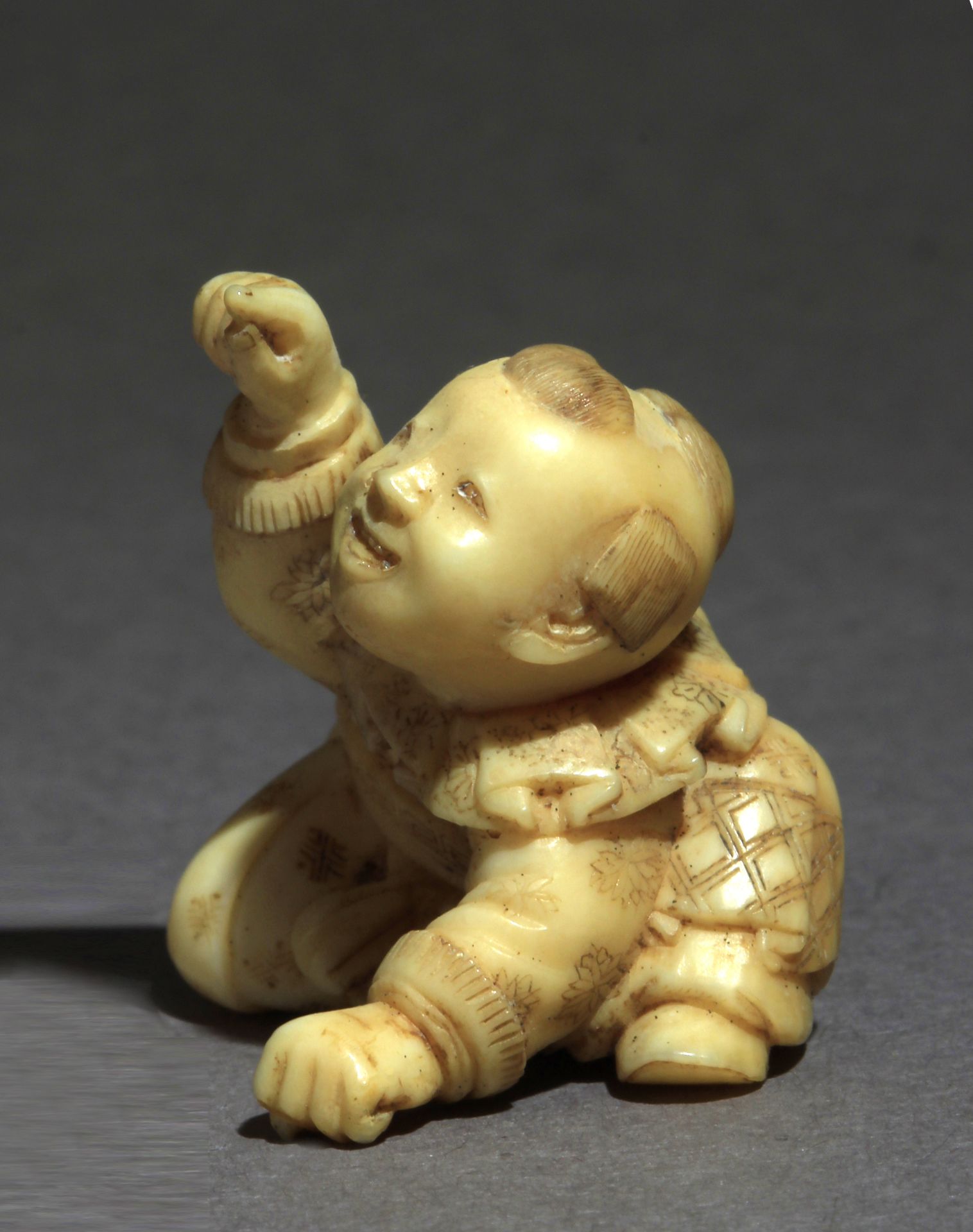 A late 19th century Japanese netsuke from Meiji period - Image 2 of 8