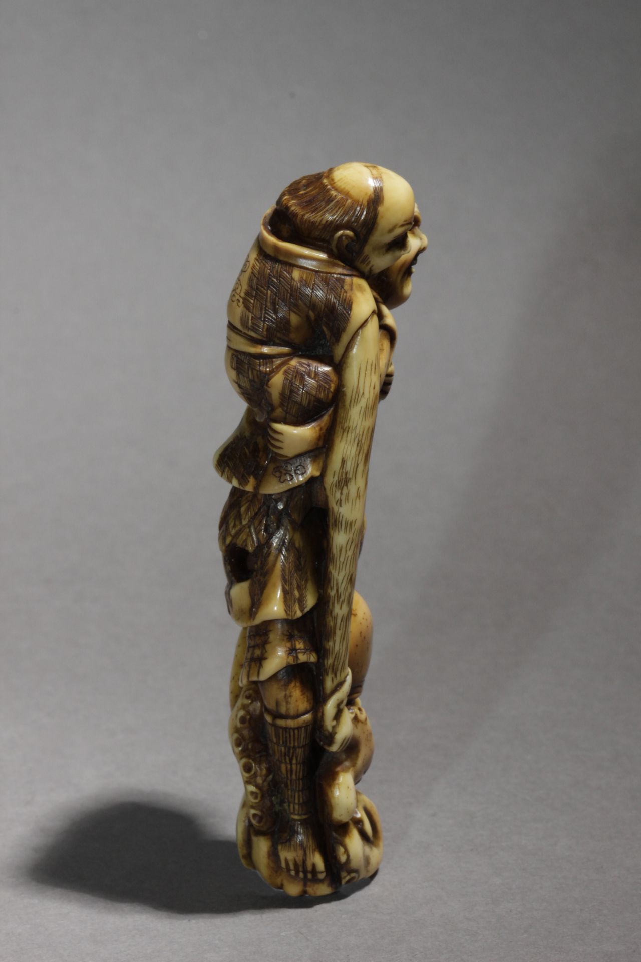 A mid 19th century Japanese netsuke from Edo period - Image 5 of 8