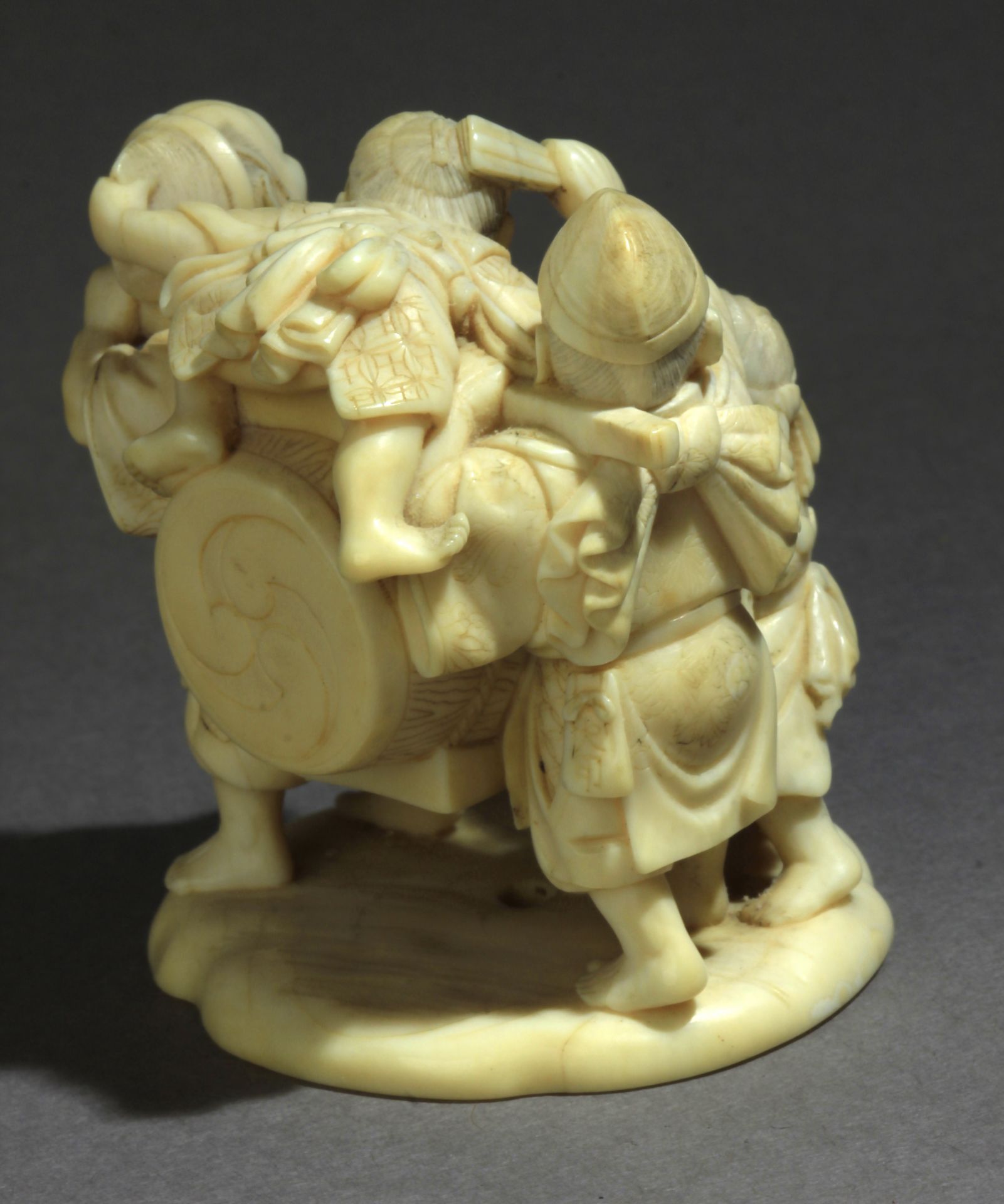 A late 19th century Japanese netsuke okimono from Meiji period - Image 5 of 9