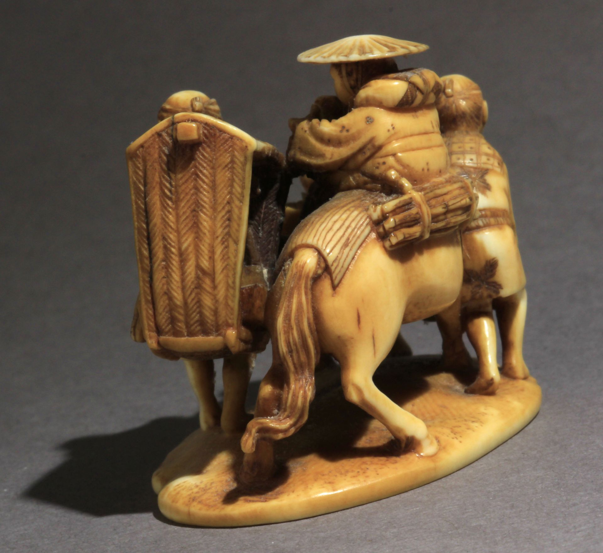 A Japanese netsuke-okimono circa 1860-1880 from Meiji period - Image 4 of 8