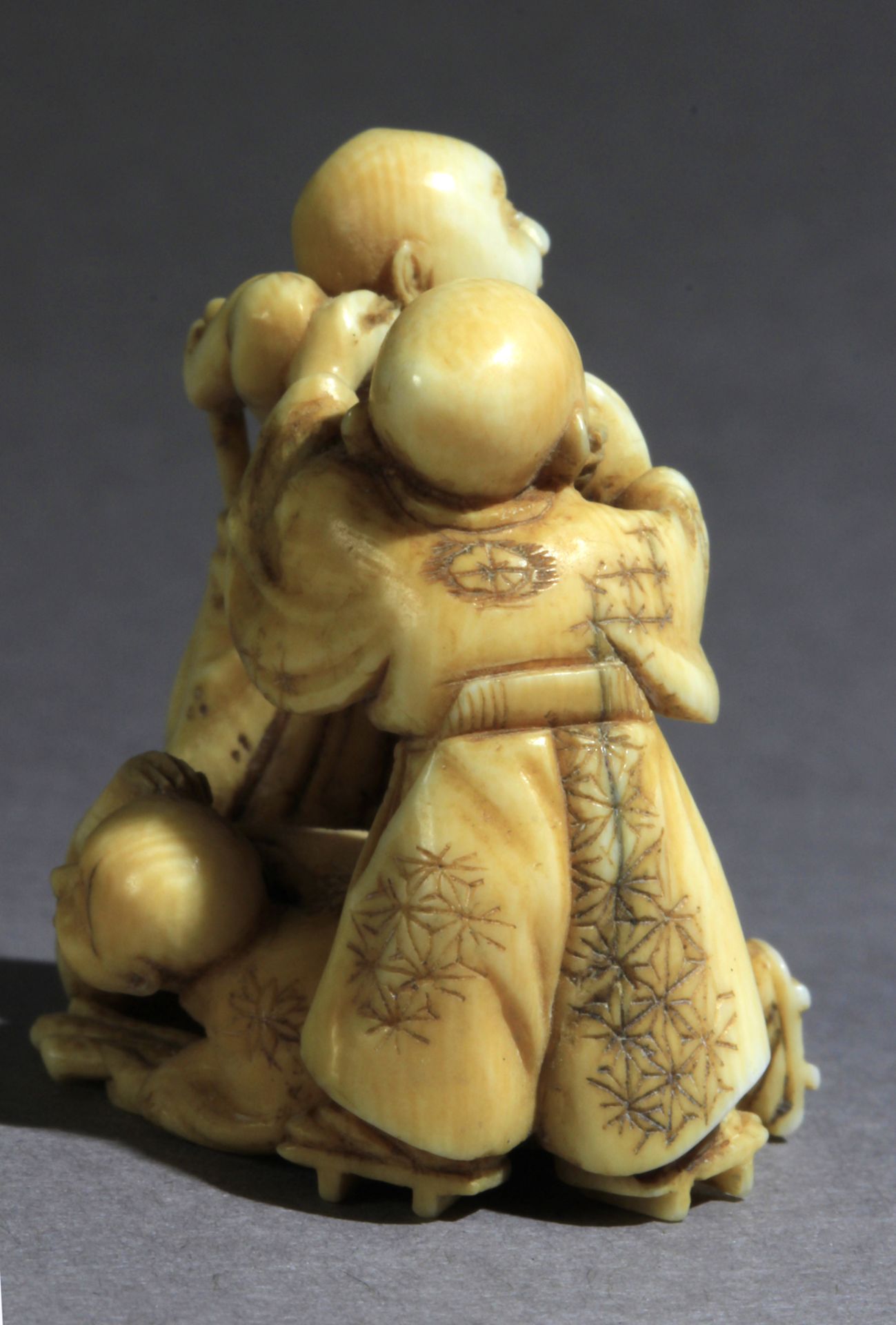 A Japanese netsuke circa 1860-1880 from Meiji period - Image 4 of 7