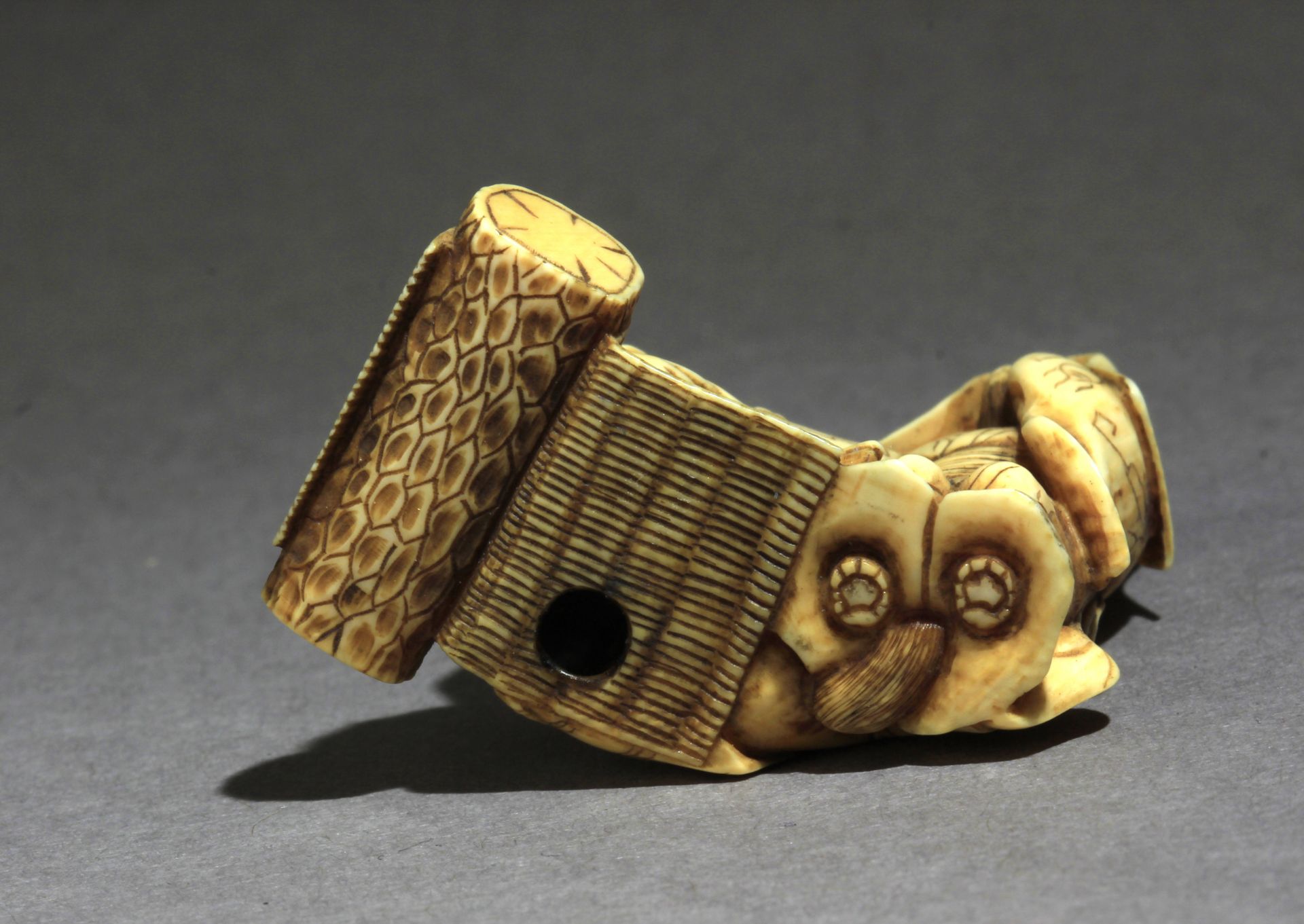 A mid 19th century Japanese netsuke from Meiji period - Image 7 of 7