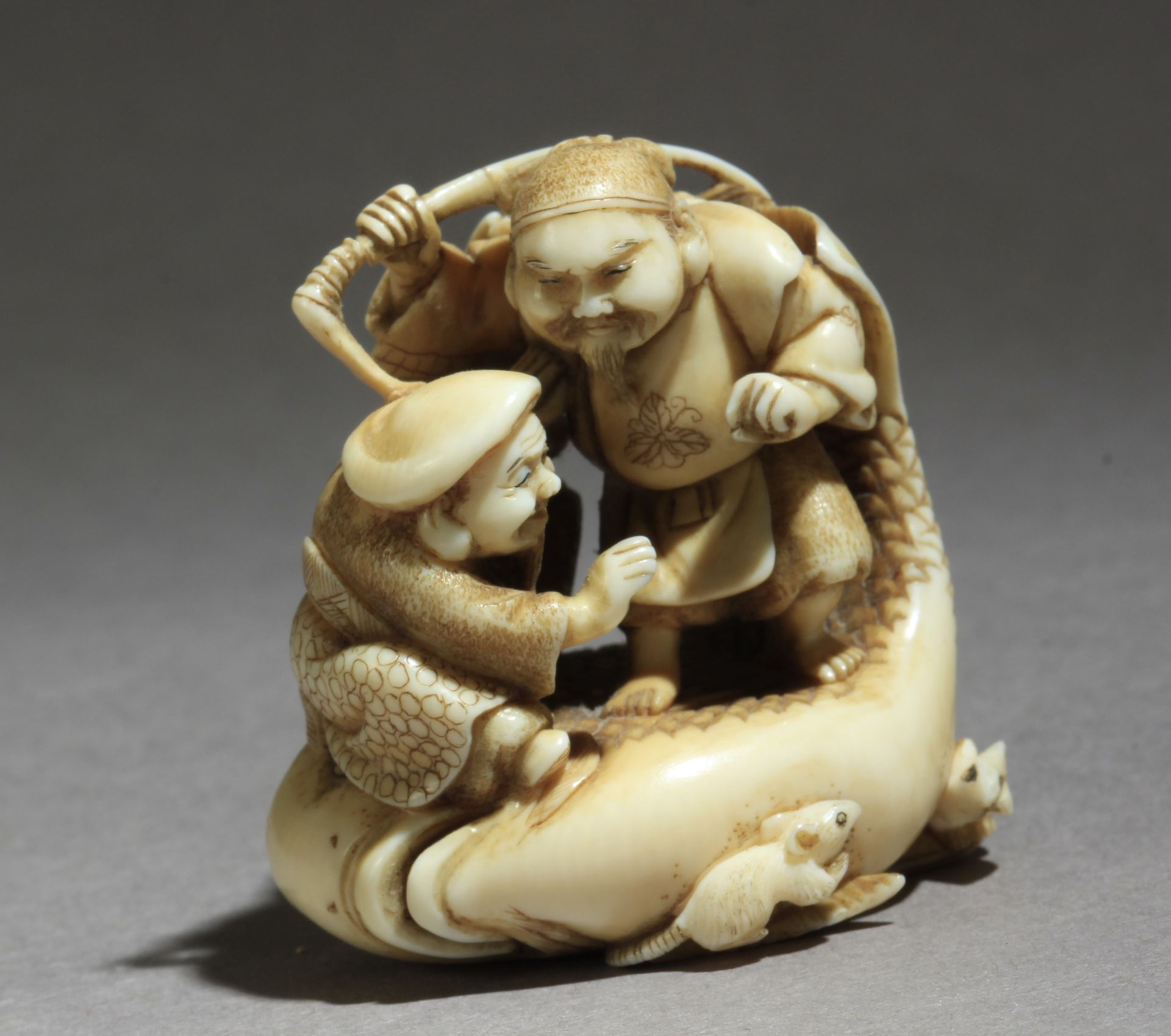 A late 19th century Japanese netsuke from Meiji period - Image 6 of 9