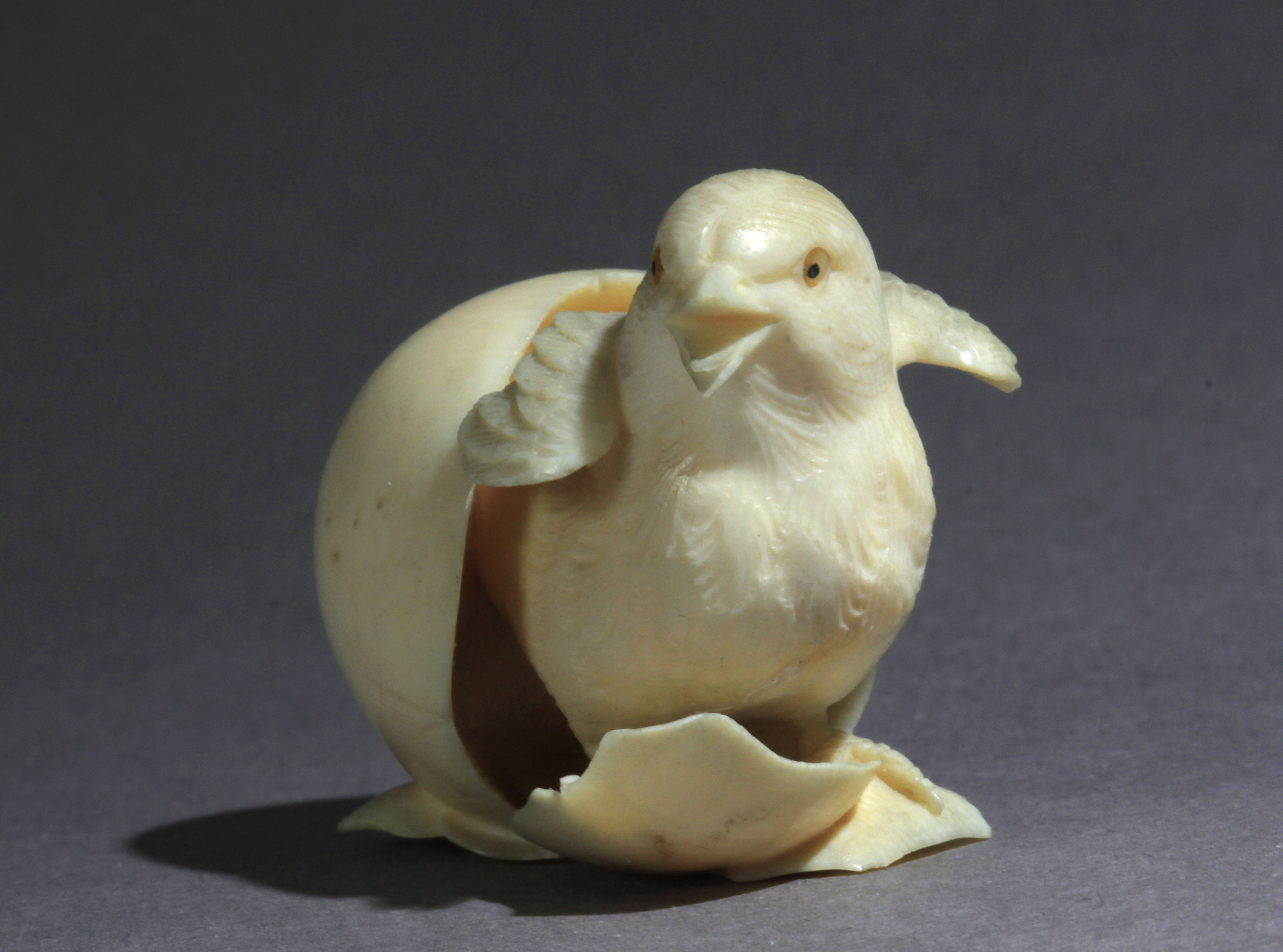A late 19th century Japanese netsuke from Meiji period - Image 2 of 7