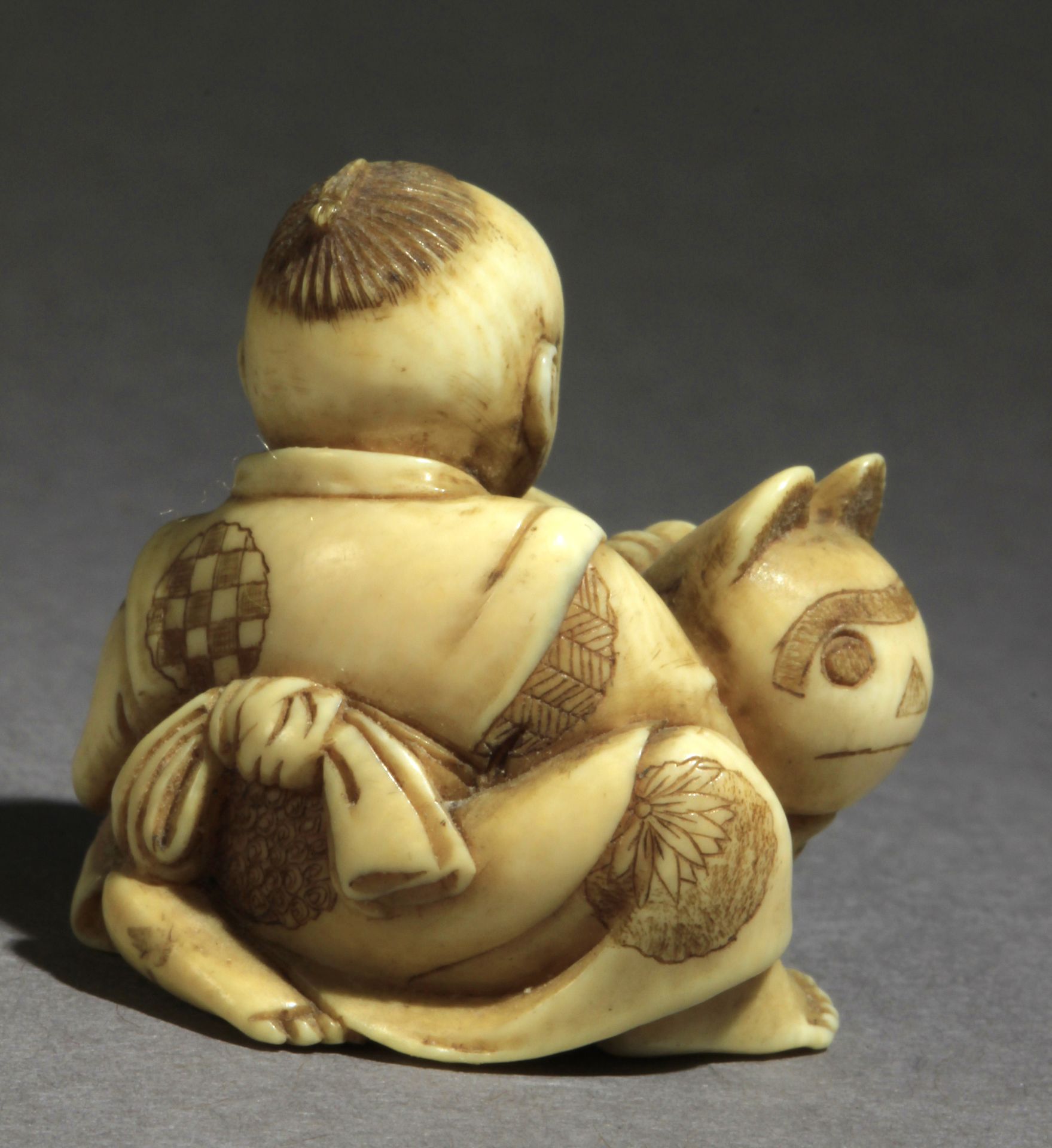 A Japanese netsuke circa 1860-1880 from Meiji period - Image 3 of 8