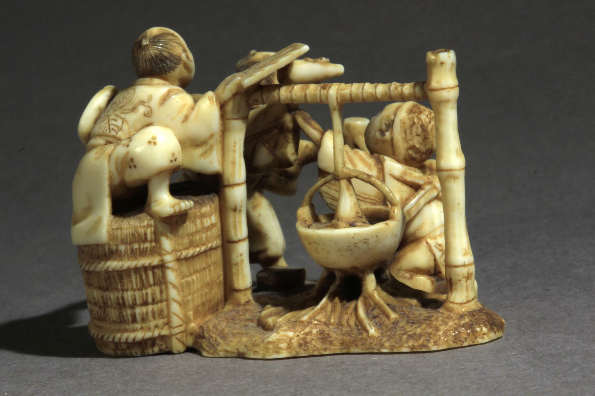 A late 19th century Japanese netsuke-okimono from Meiji period - Bild 3 aus 7