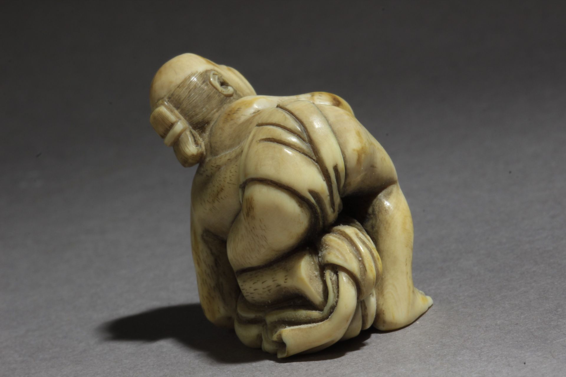 A 19th century Japanese netsuke - Image 4 of 7