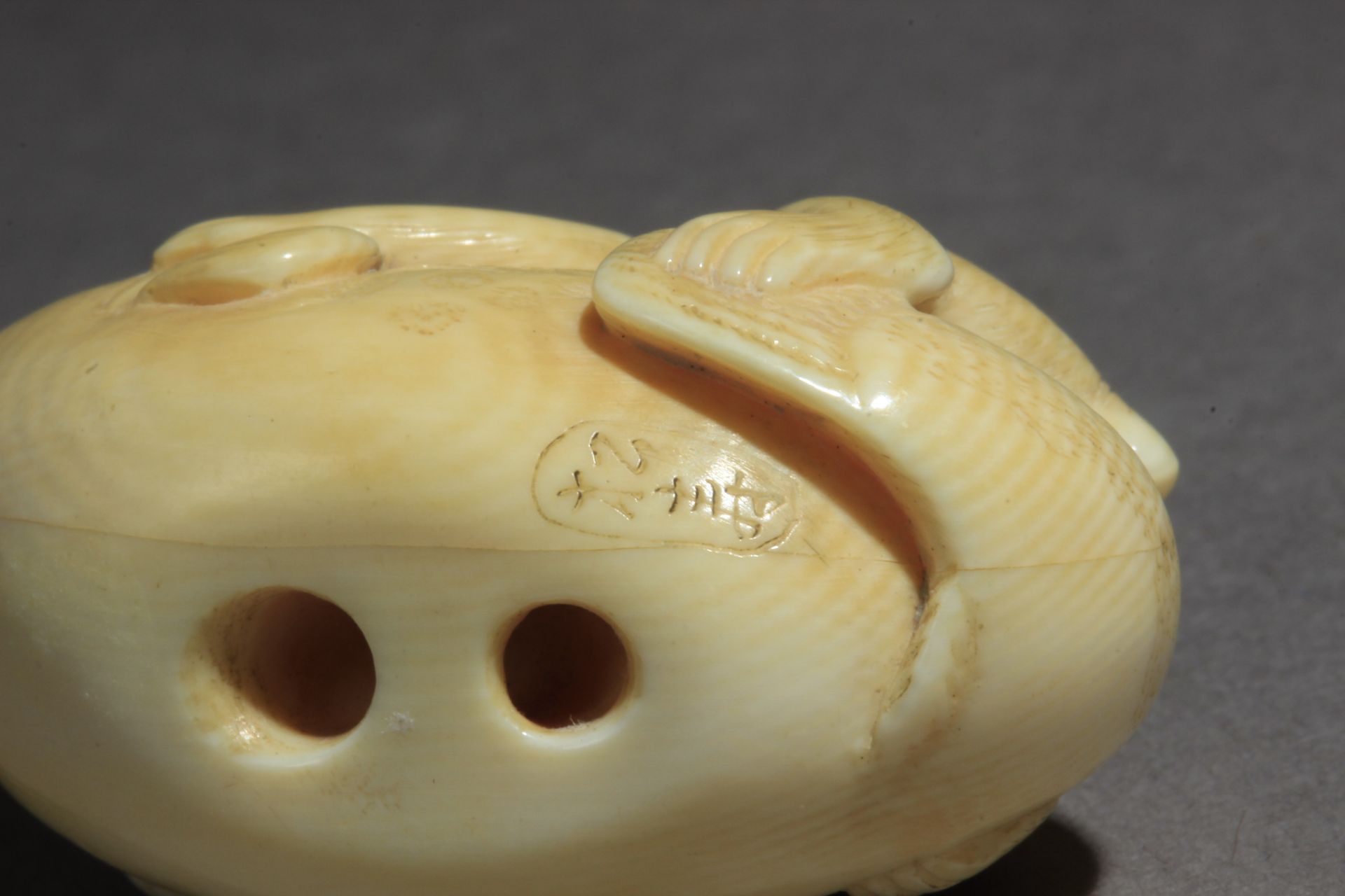 A 19th century Japanese netsuke - Image 9 of 9