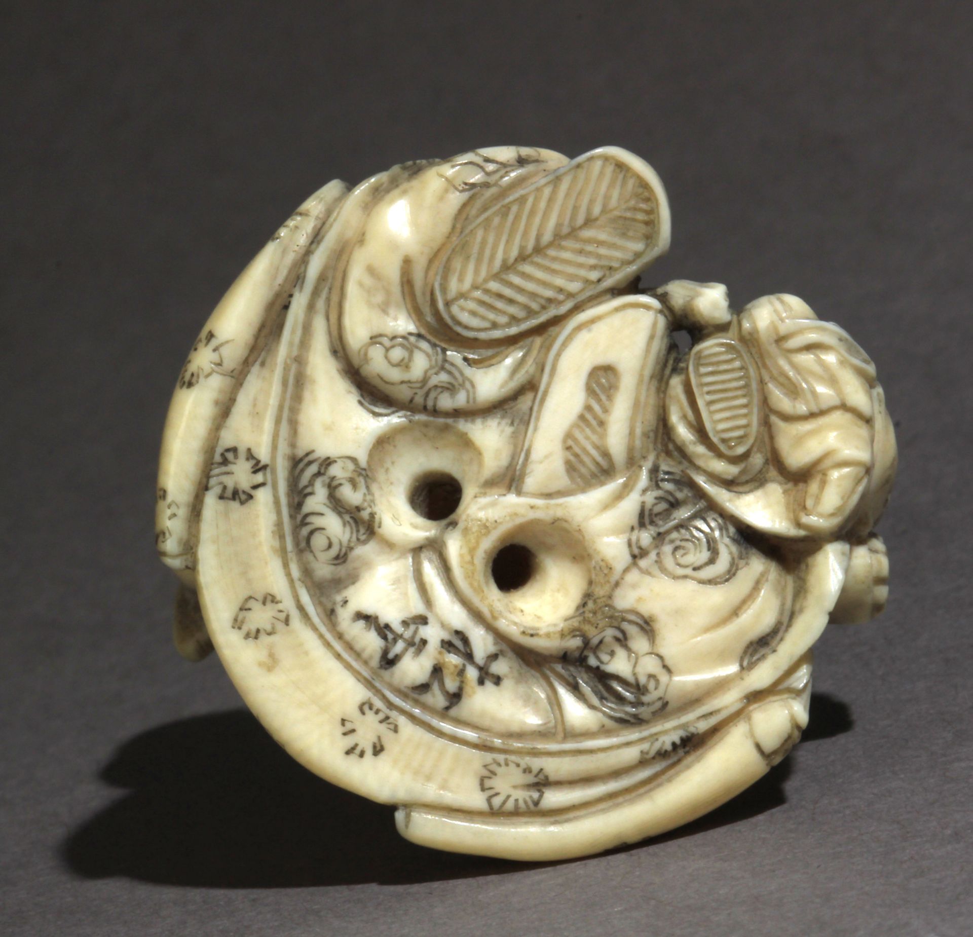 A late 19th century Japanese netsuke from Meiji period - Image 6 of 7