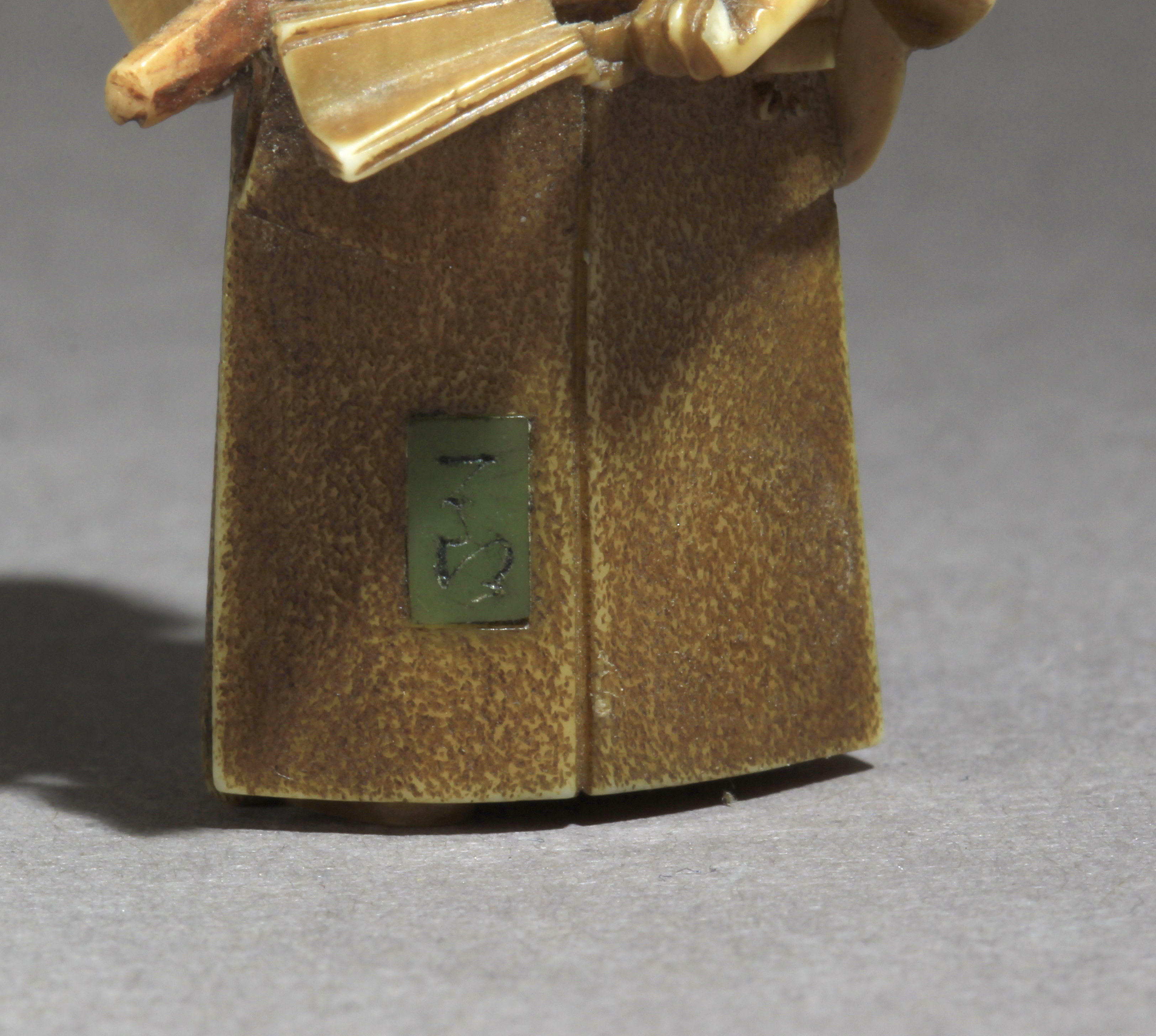 A Japanese netsuke form early Showa period circa 1930 - Image 6 of 7